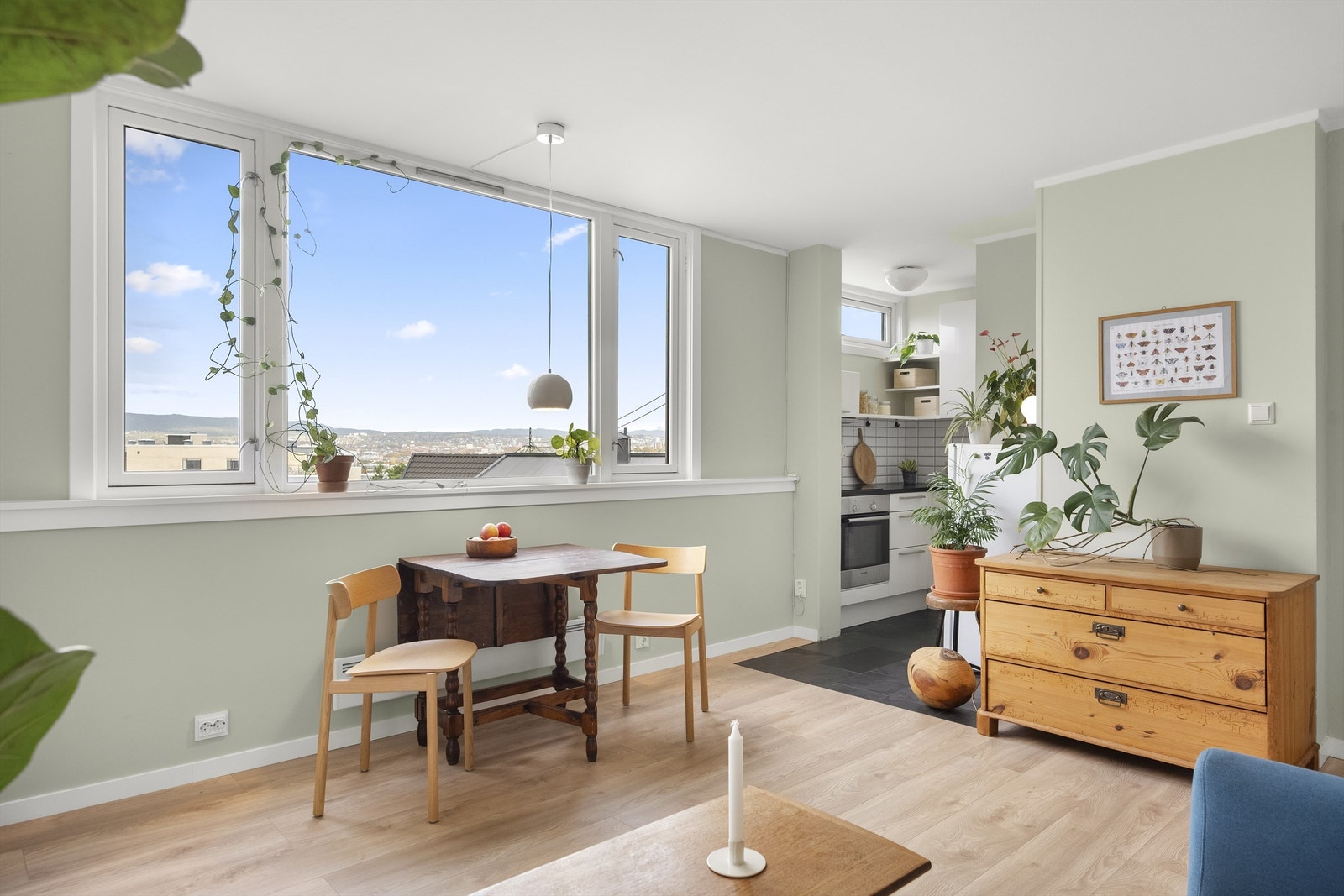 De store vindusflatene slipper inn rikelig med lys og skaper en fin og luftig atmosfære i stuen. Galleribilde
