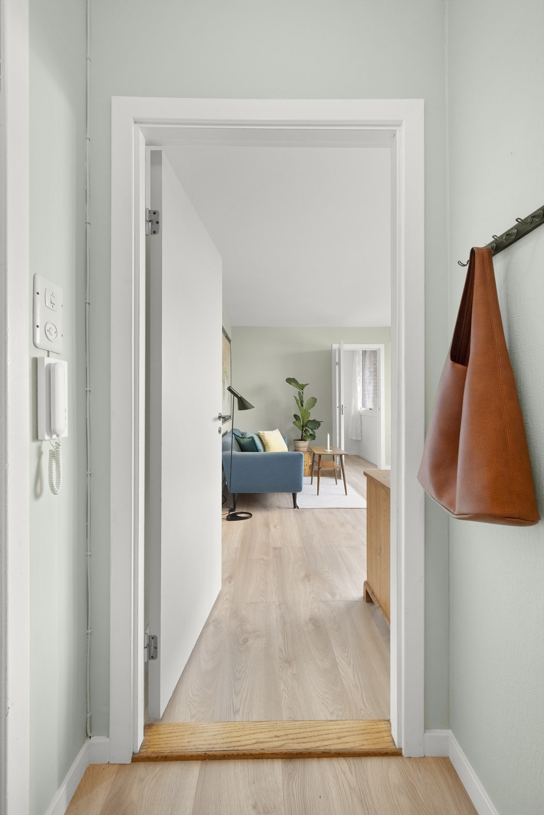 Her er det god plass til å henge fra seg jakker og sko. Galleribilde