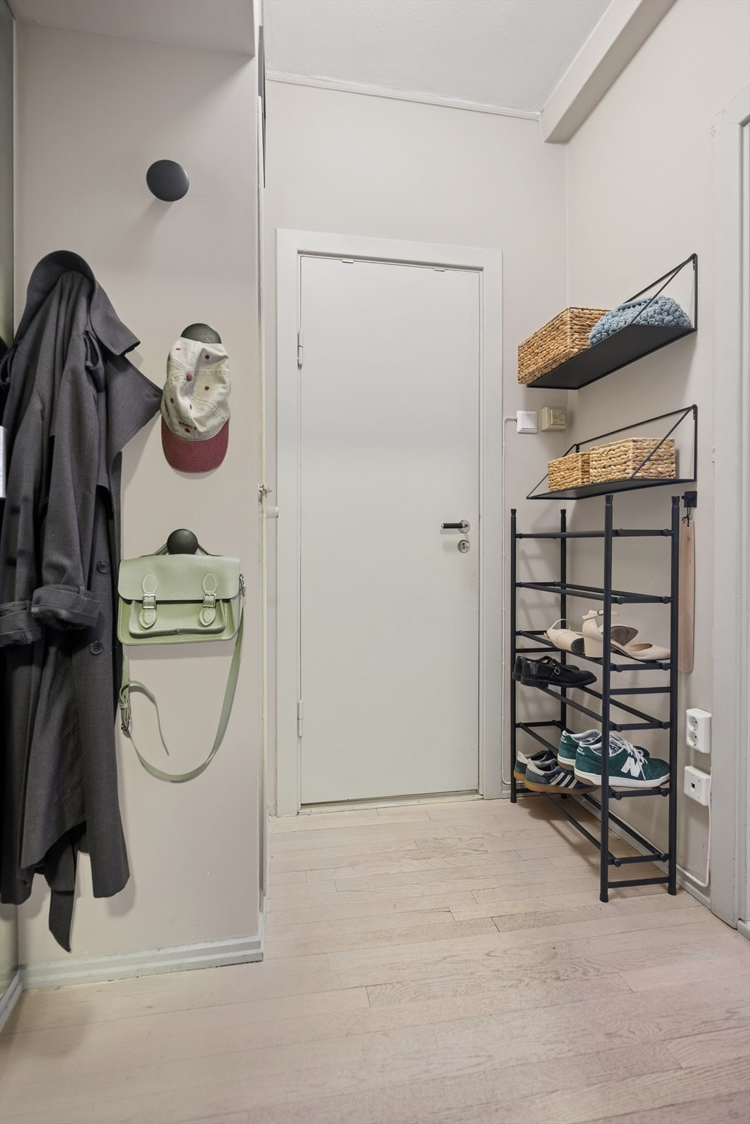 Elegant parkett som binder rommene sammen med en varm atmosfære. Galleribilde