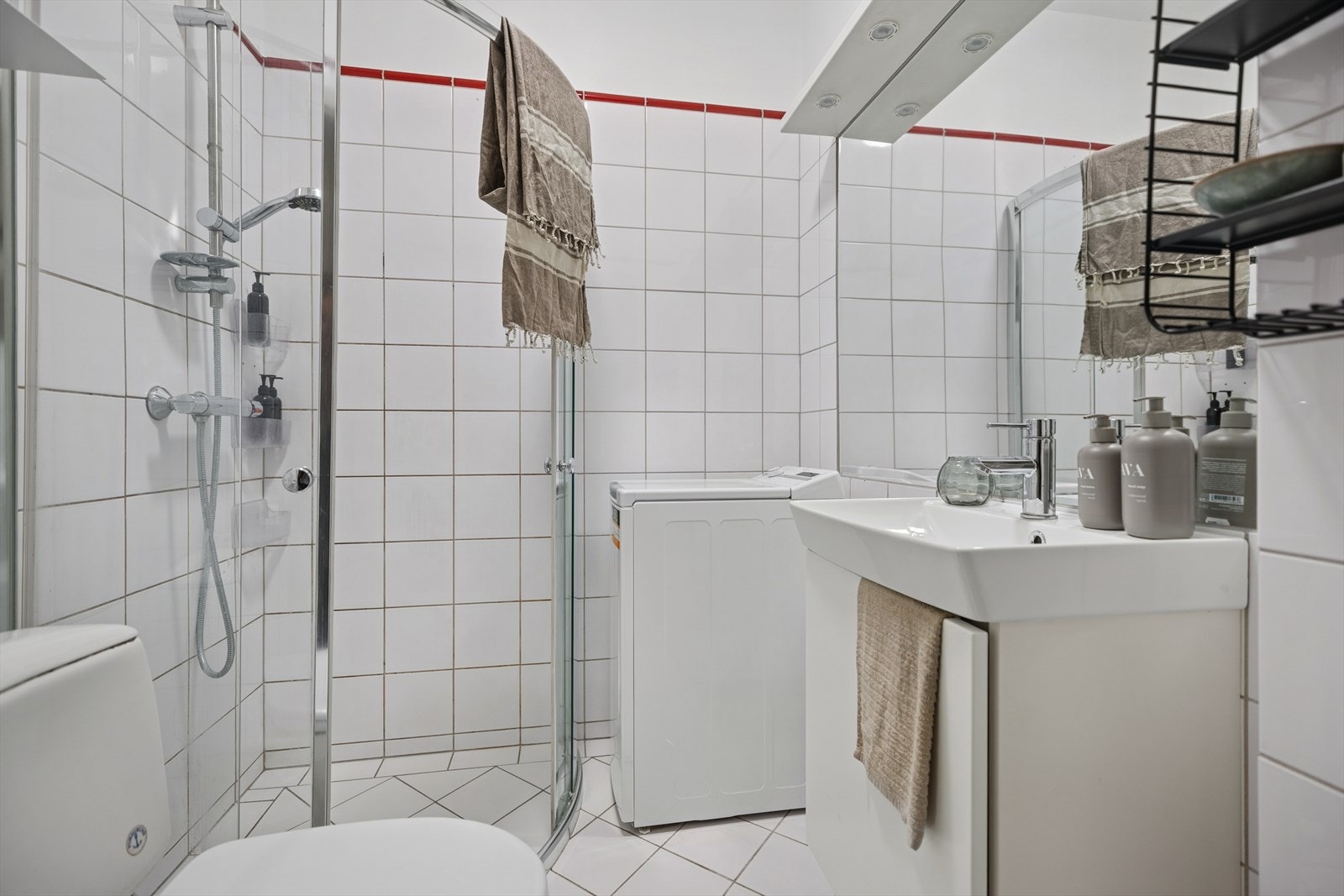 Dusj på gulv og naturlig ventilasjon. Galleribilde