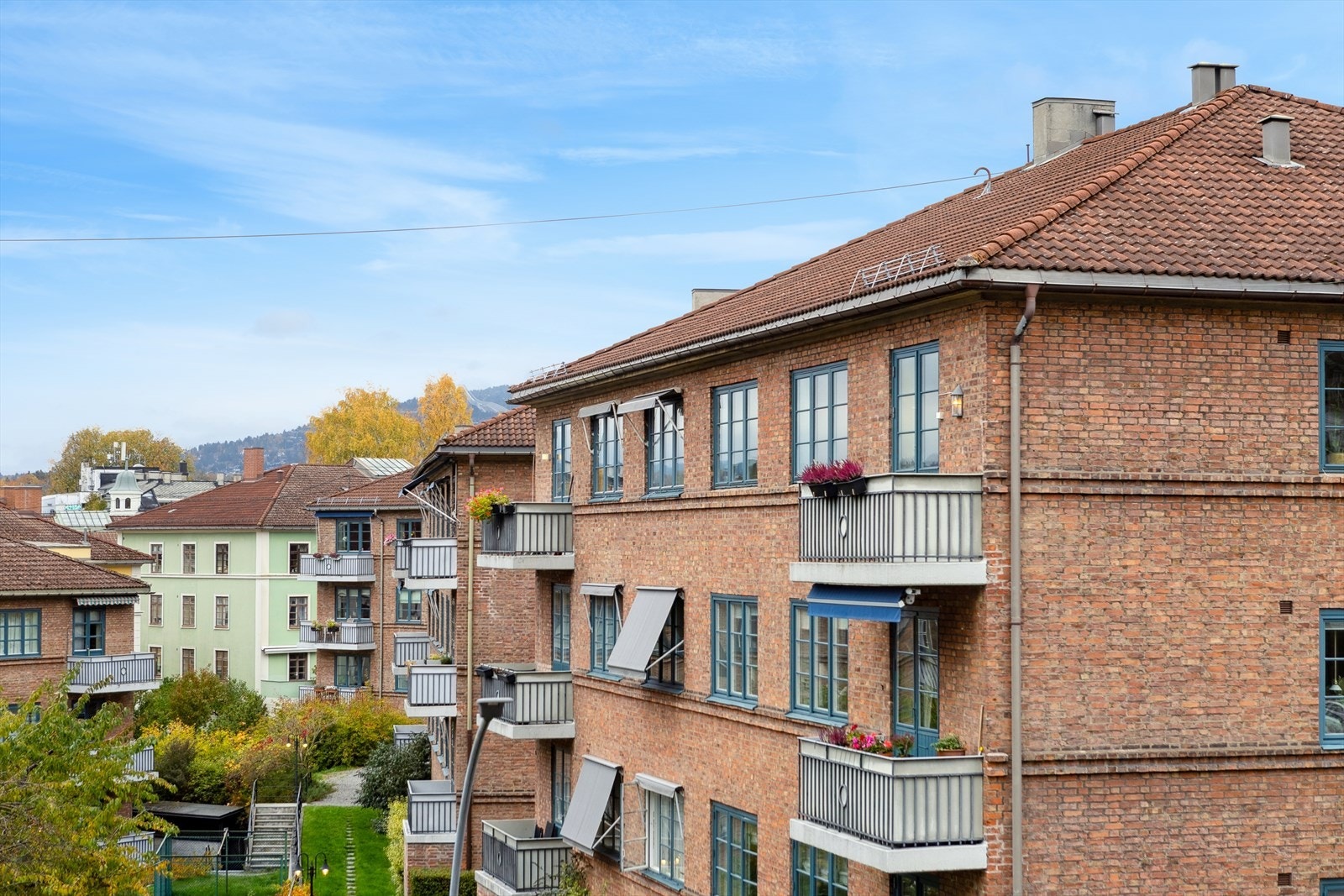 Utsikt - lite innsyn til selve leiligheten er også deilig! Galleribilde