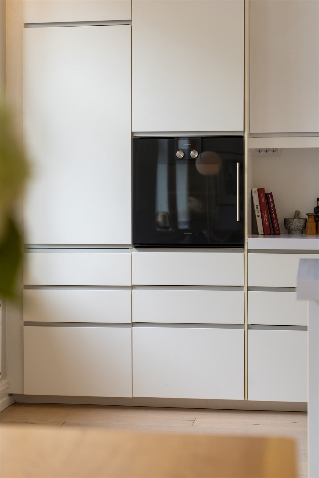 Kjøkkenet er utstyrt med integrert stekeovn fra eksklusive Gaggenau, samt oppvaskmaskin, kjøl og frys. Galleribilde