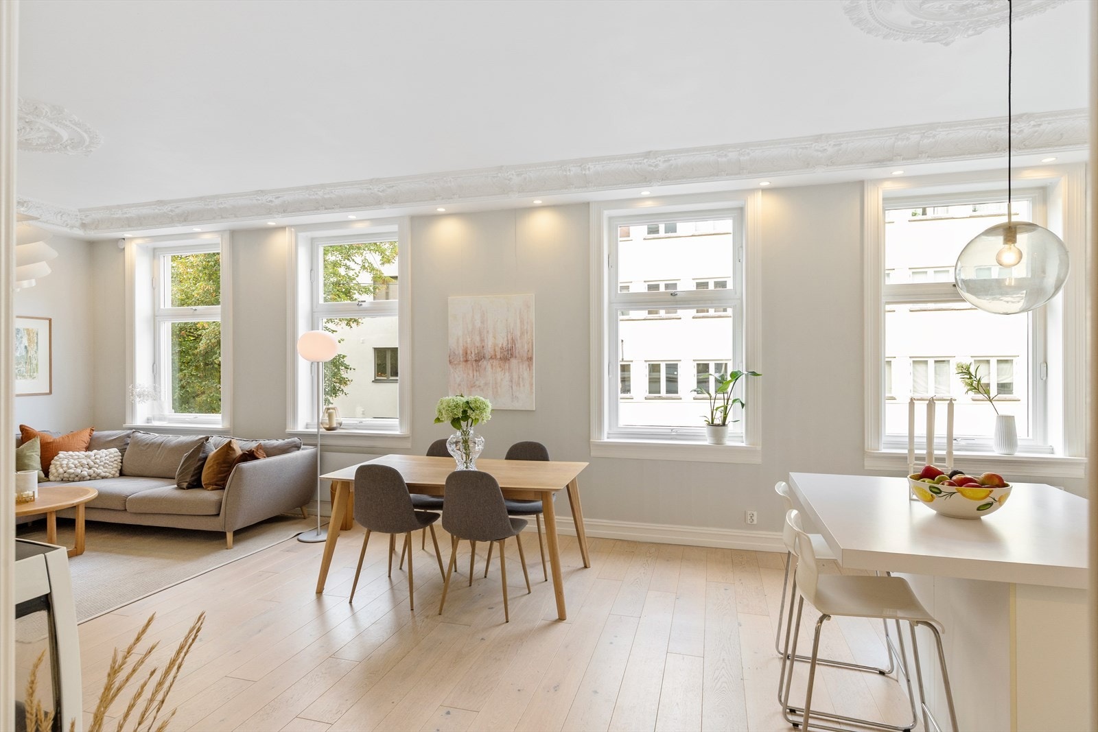 Stukkatur, rosetter og en himlingshøyde på over 3 meter gir boligen en elegant og luftig atmosfære. De store vindusflatene sikrer godt med naturlig lys i boligen. Galleribilde