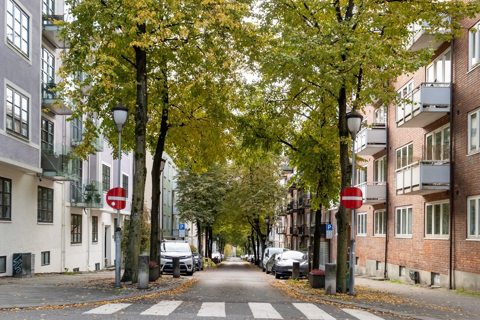 Hele leiligheten vender mot Vidars gate og bakgård. Vidars gate er en rolig miljøgate som er enveiskjørt. Galleribilde