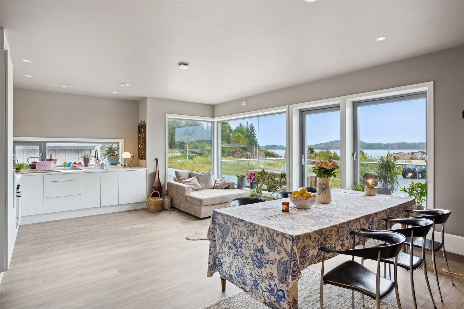 Det er åpen løsning mellom stue og kjøkken, med utgang til terrasse. Galleribilde