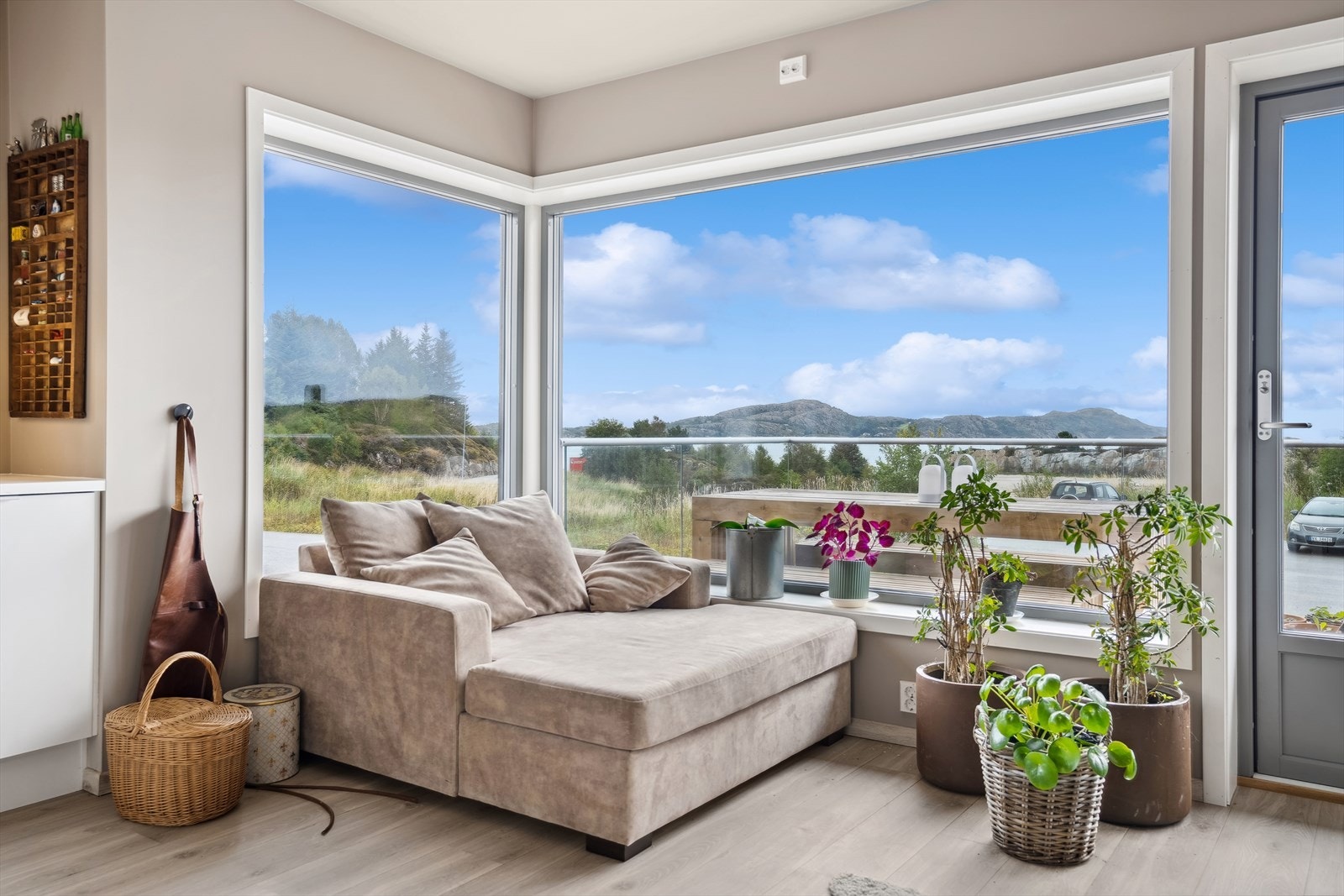 Leiligheten har en god beliggenhet i byggets 2. etasje og strekker seg over 77 m², i tillegg er det medfølgende bod på 5 m². Galleribilde