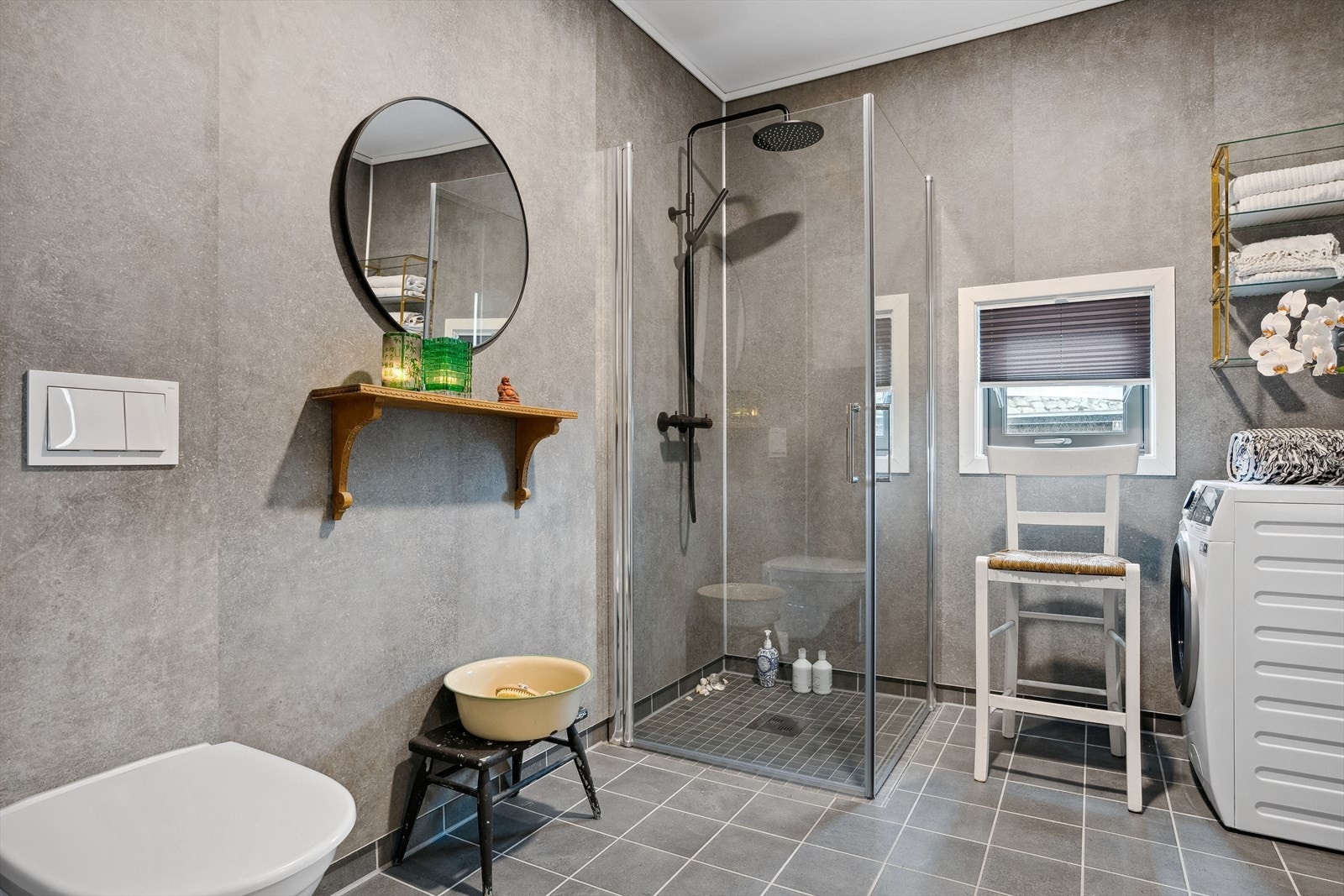 Det er utstyrt med dusjhjørne, innfellbare dusjdører, mekanisk avtrekk, opplegg for vaskemaskin, rørfordelingsskap, servant, servantskap og veggmontert wc. Galleribilde