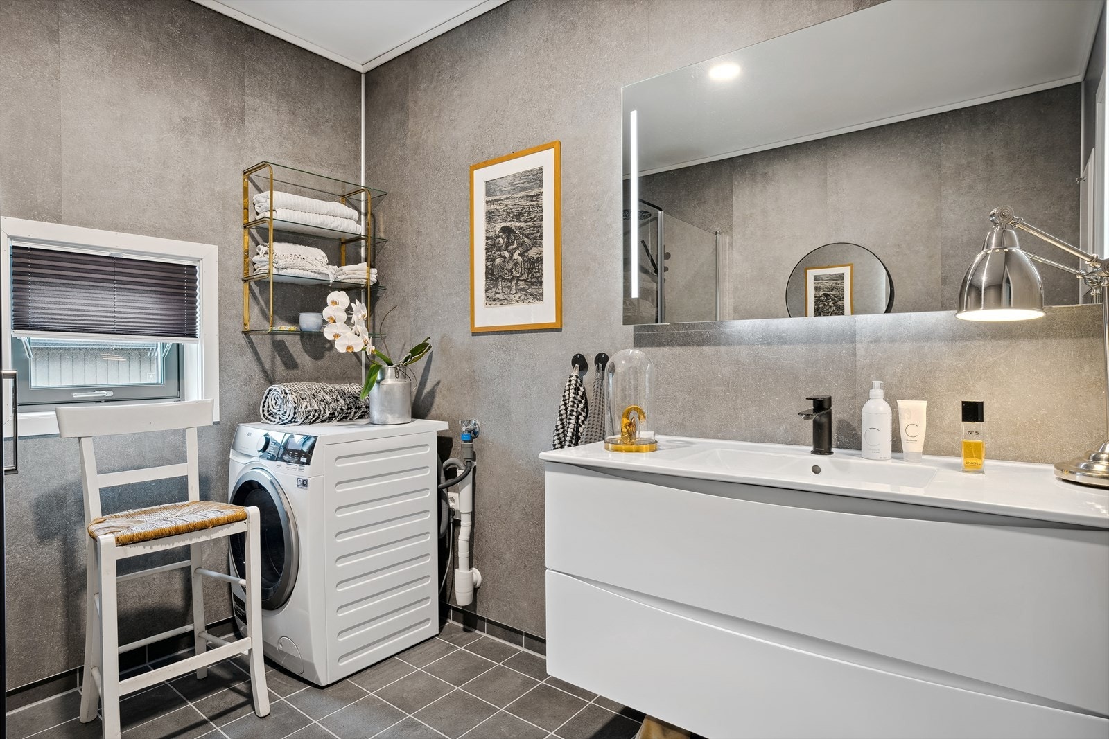 Badet er på 6,5 m² og har varme i gulv. Galleribilde