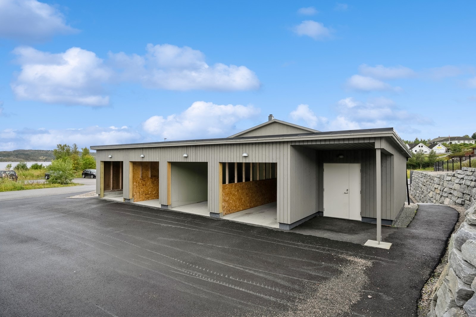 Leiligheten har en medfølgende plass i carport. Galleribilde