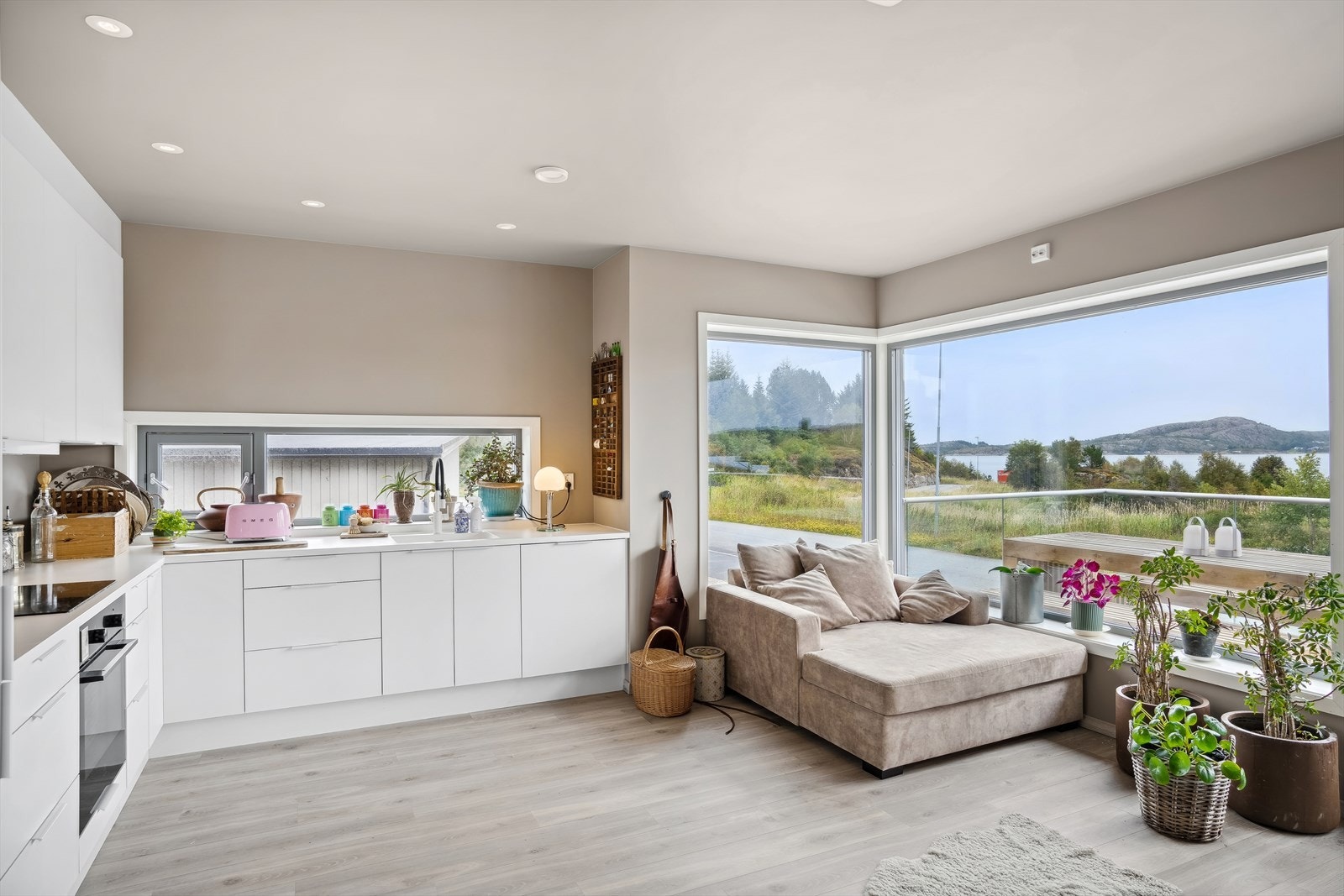 Boligen har gjennomgående flotte fargevalg og tilgang til to terrasser. Galleribilde