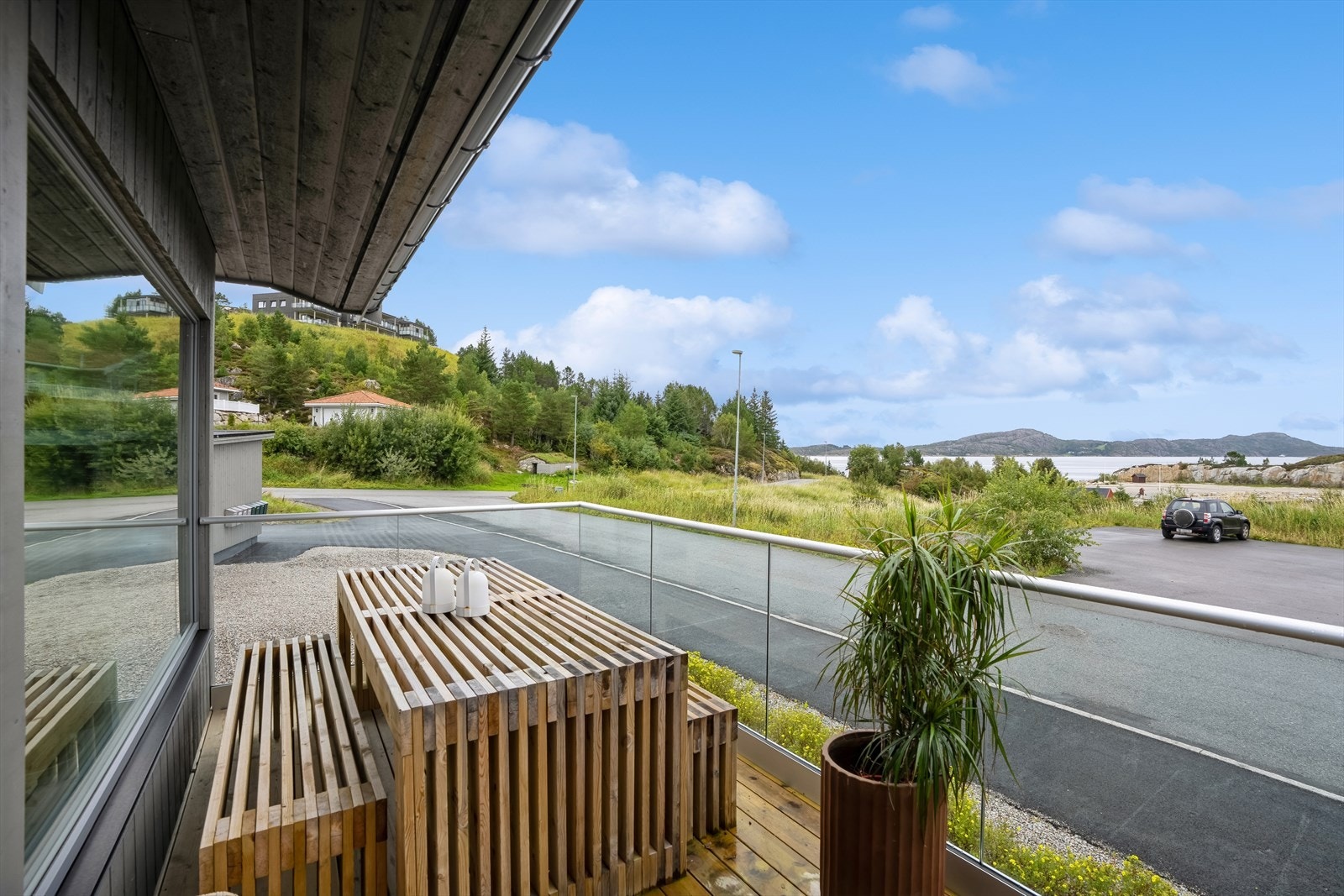 Balkongen er på 13 m² og vender mot øst. Utemøblene vil medfølge handelen ettersom de er spesialtilpasset terrassen. Galleribilde