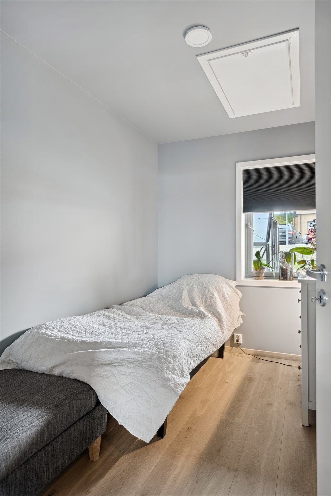 Leilighetens andre soverom er 7 m², det er laminat på gulv og malt overflate på vegger. Galleribilde