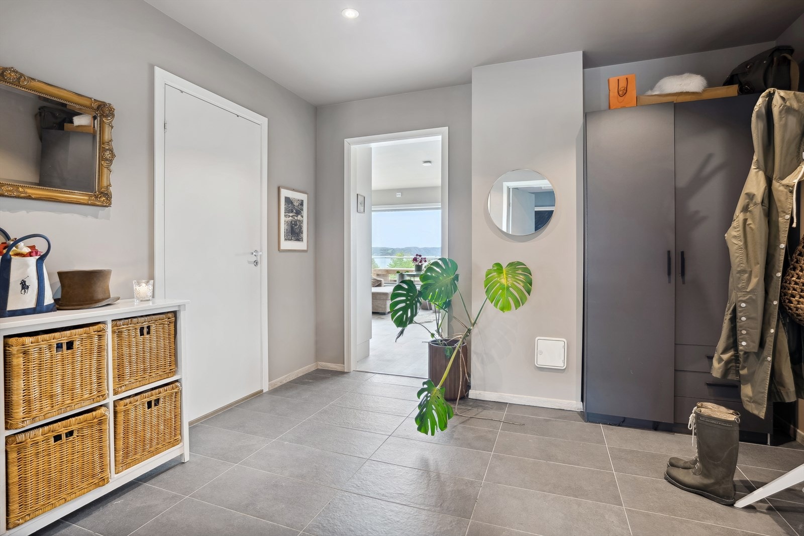 Romslig entre/gang på 10,5 m² som sørger for rikelig plass for oppbevaring av yttertøy. Galleribilde