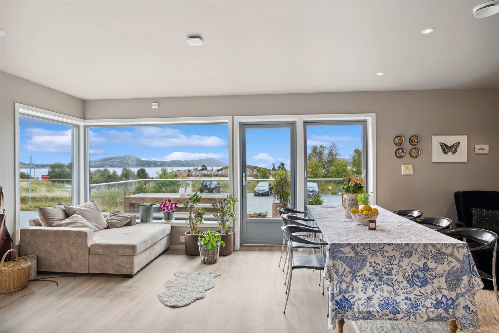 Heimdal Eiendomsmegling v/Ørjan Staven har gleden av å presentere en delikat 3-roms leilighet med 2022 standard. Galleribilde