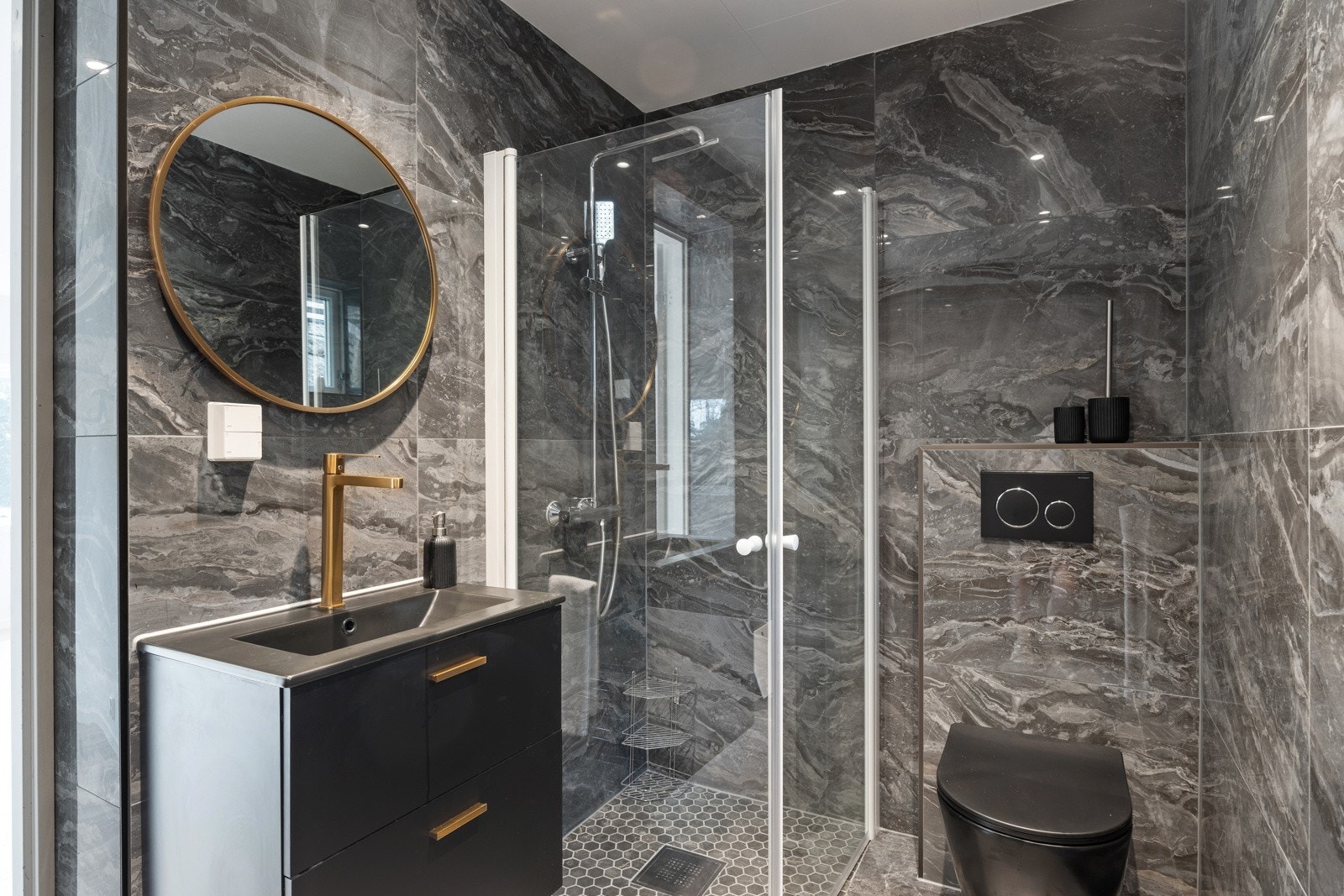 Bad med keramiske fliser og varmekabler i gulv. Galleribilde