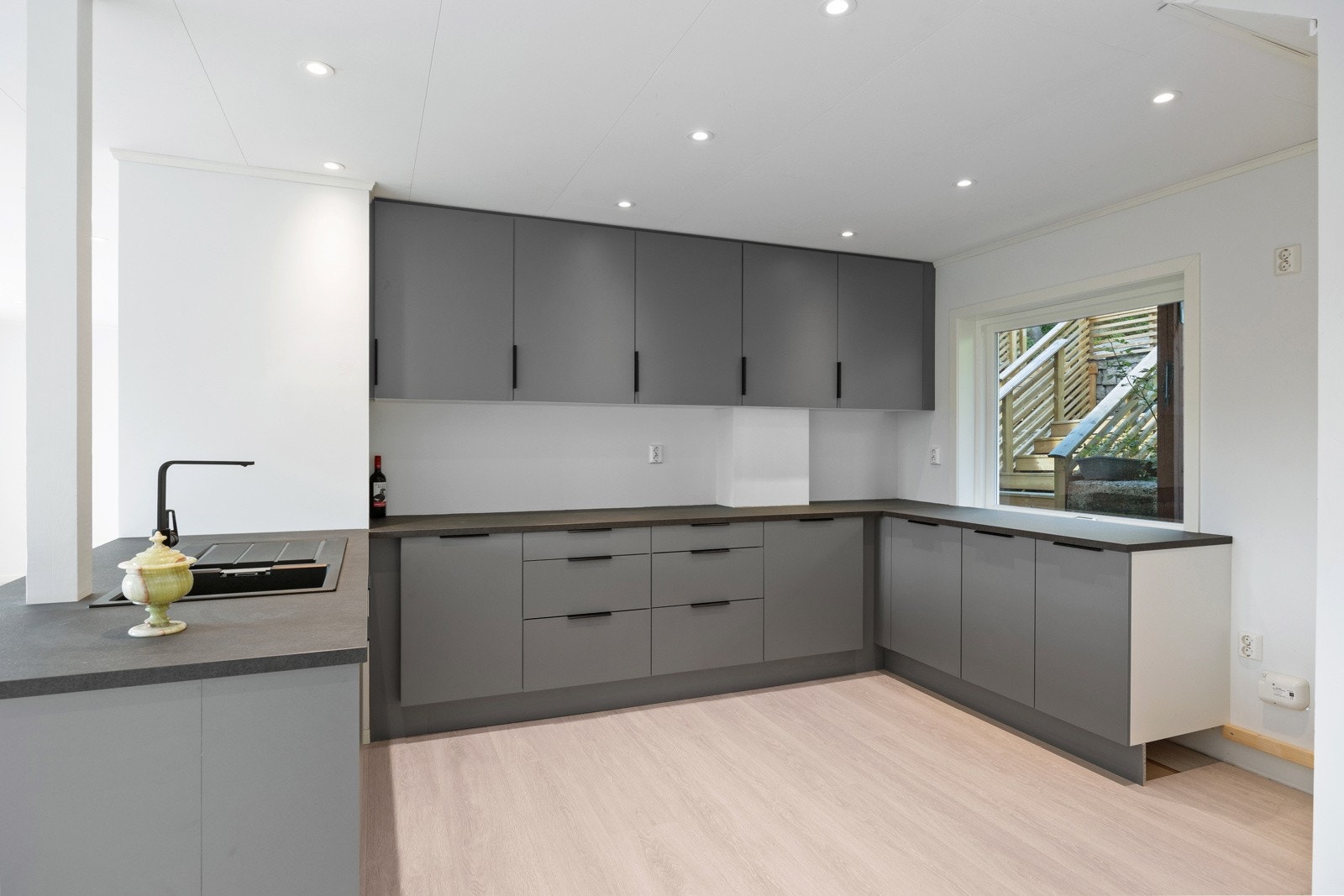 Nytt kjøkken fra Power med glatte fronter og laminat benkeplate. Galleribilde