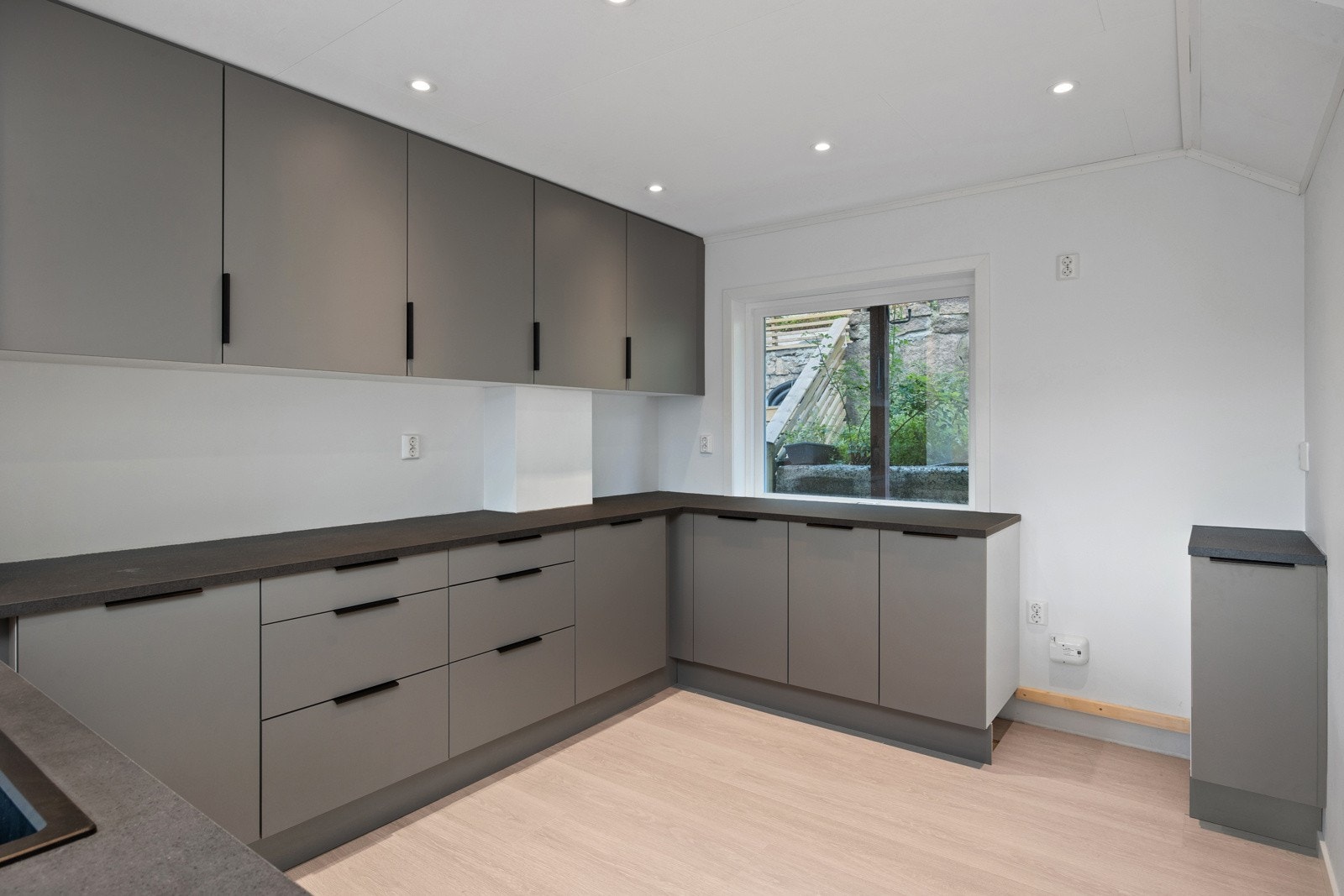 Klart til hvitevarer som komfyr og oppvaskmaskin. Galleribilde