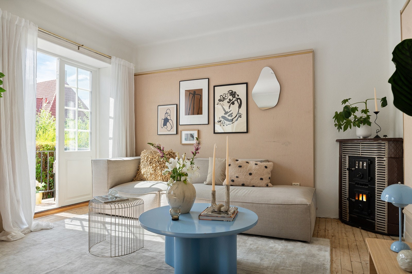 Fra stuen har du direkte adkomst til en av to hager. Galleribilde