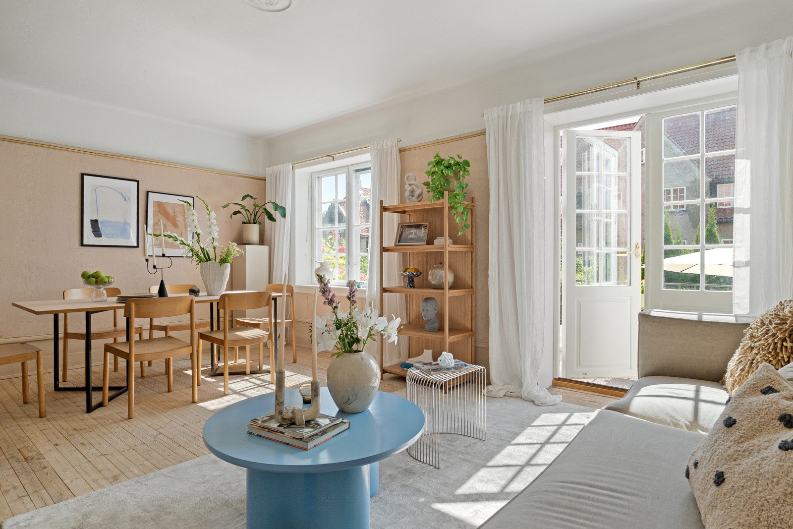 Stuen er svært lys og luftig med gode møbleringsmuligheter. Galleribilde