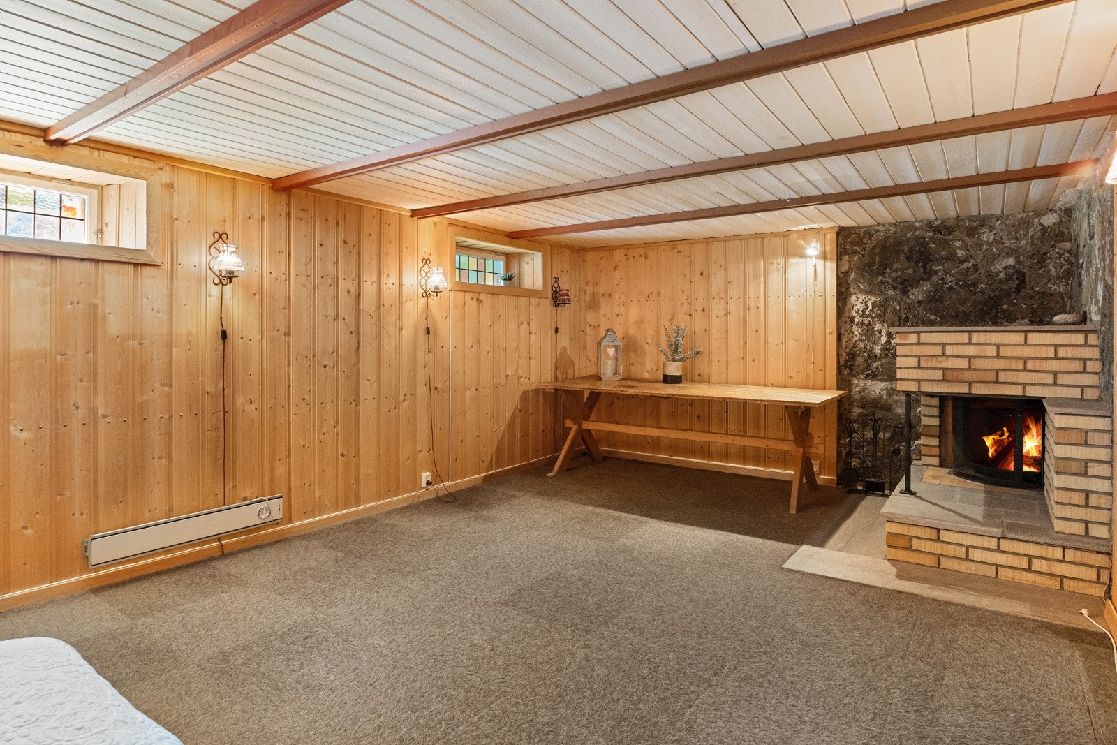 Kjelleren byr på en stor og romslig kjellerstue med flere bruksmuligheter, vaskerom og innvendig bod. Galleribilde