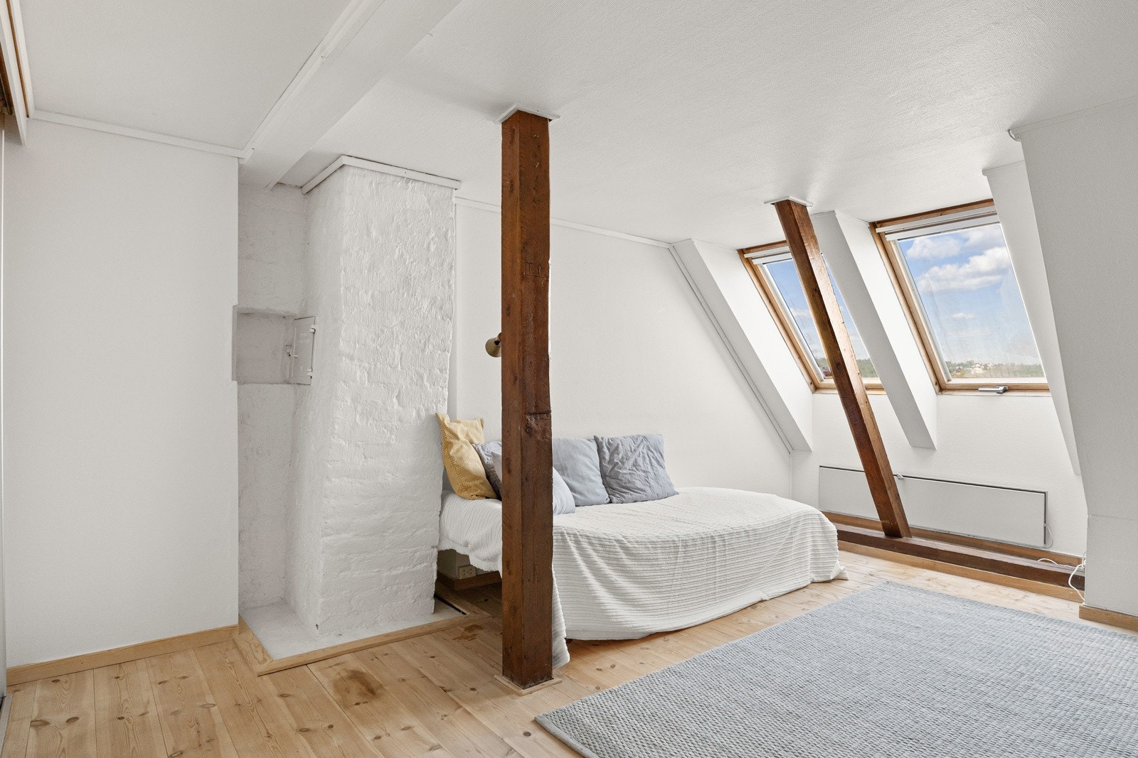 Loftstue med klassiske bjelker og takvinduer. Galleribilde