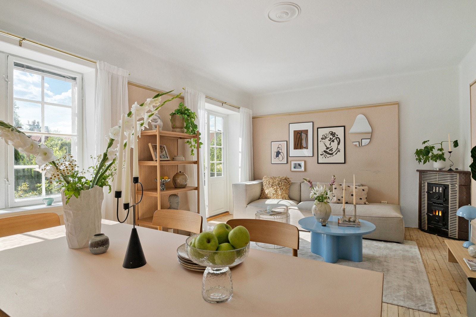 Her er det plass til en stor sofagruppe i tillegg til langbord hvor hele familien kan samles. Galleribilde