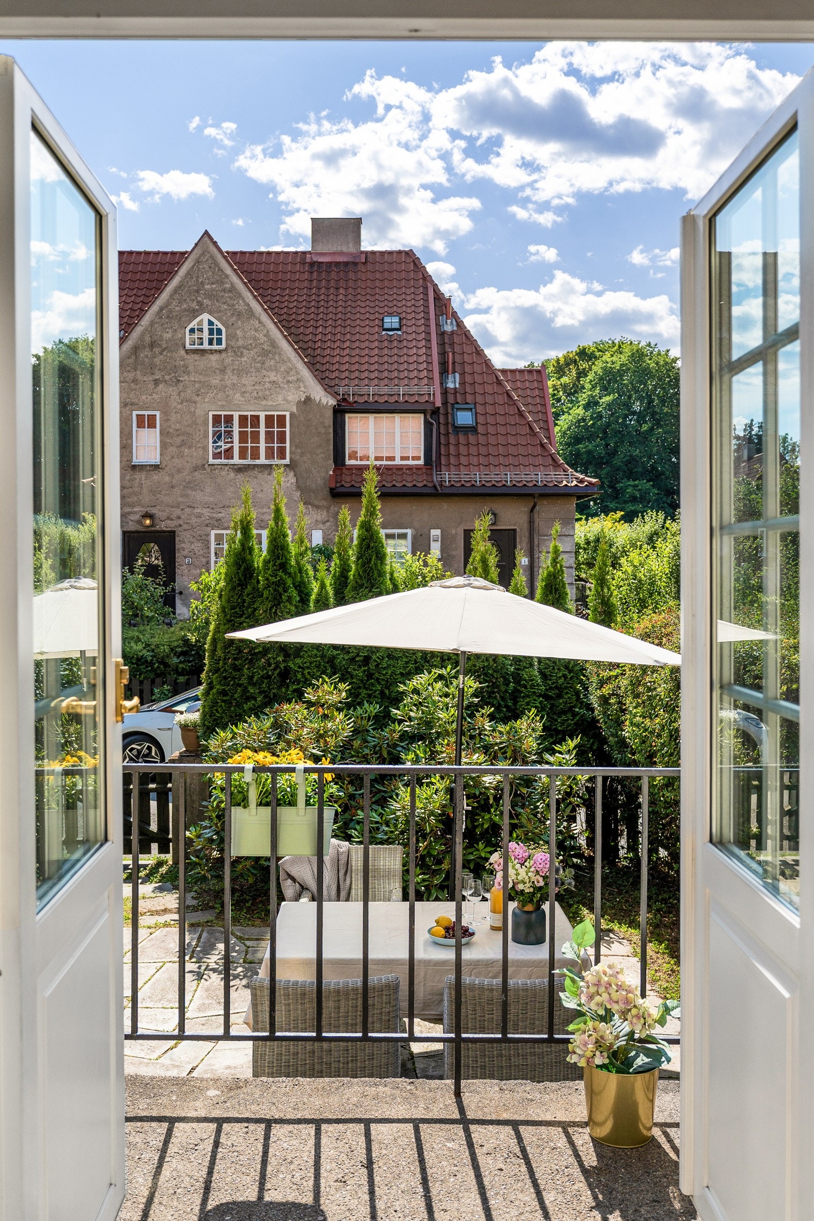 I begge hagene er det god plass til utemøbler som rommer hele familien. Galleribilde