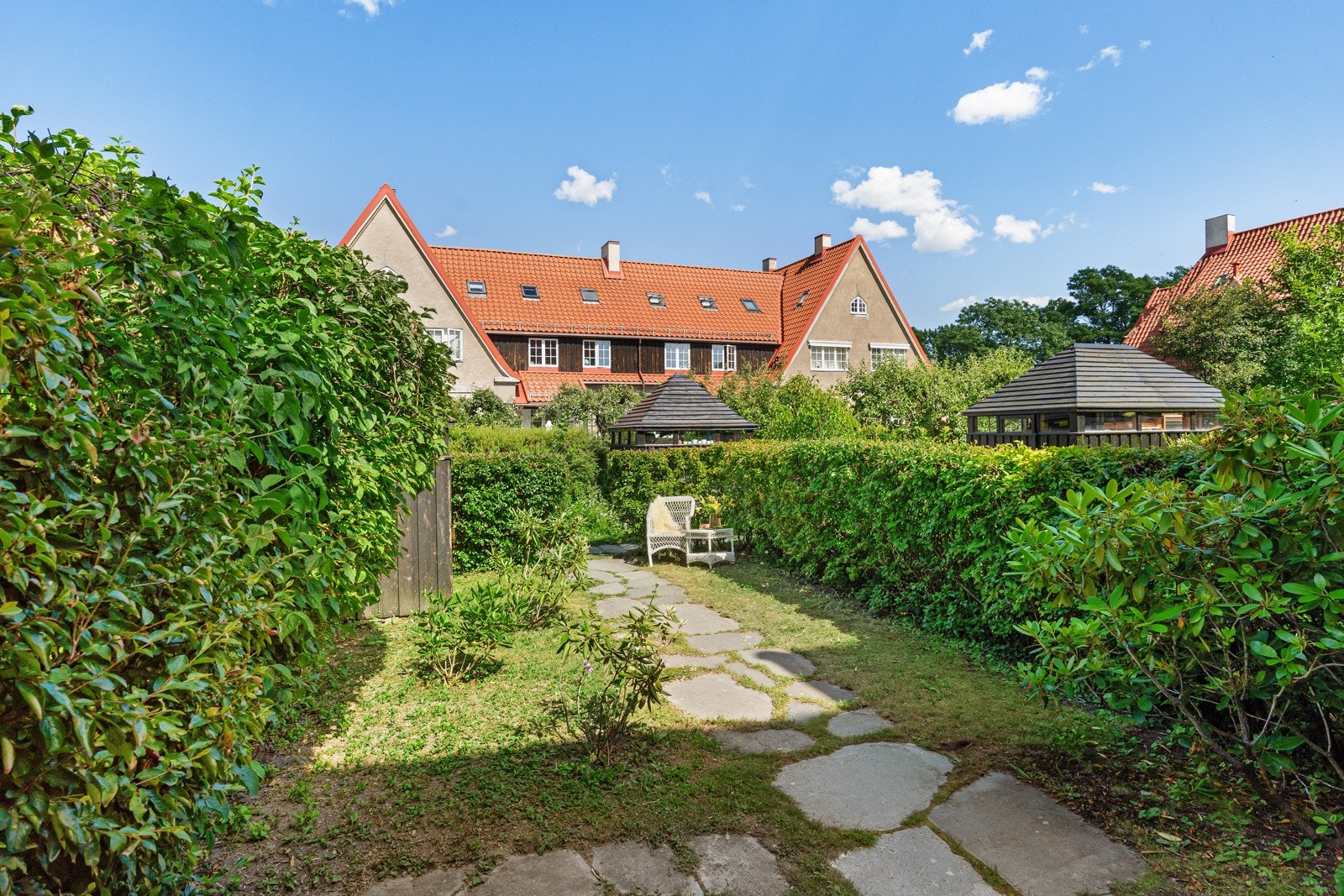 Skjermet, privat hage. Galleribilde