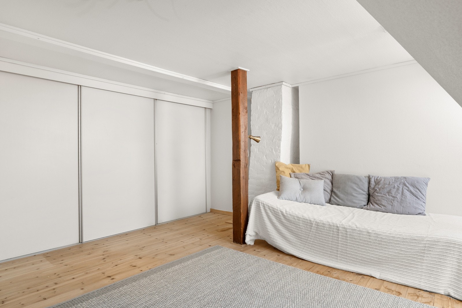 Loftstuen har gode bruksmuligheter til boltreplass for barnene, eller rom for avslapning og tv-tid. Galleribilde