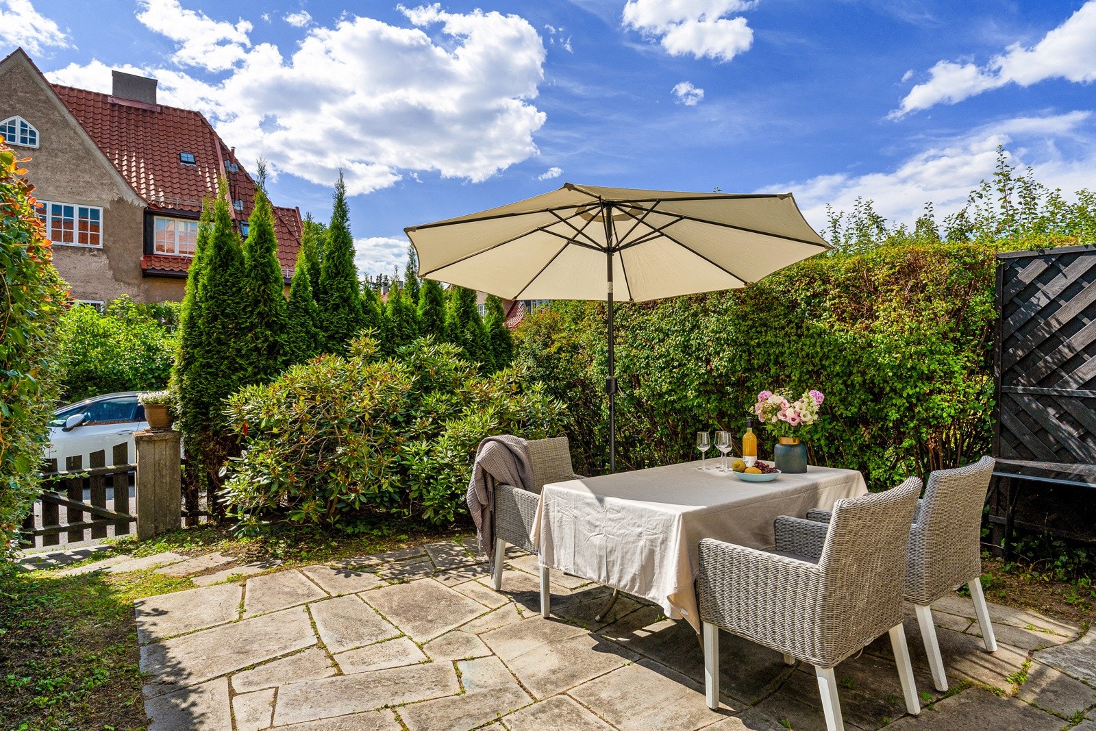 Boligen er plassert i ettertraktede Ullevål Hageby, kjent for sitt idylliske og familievennlige miljø. Galleribilde