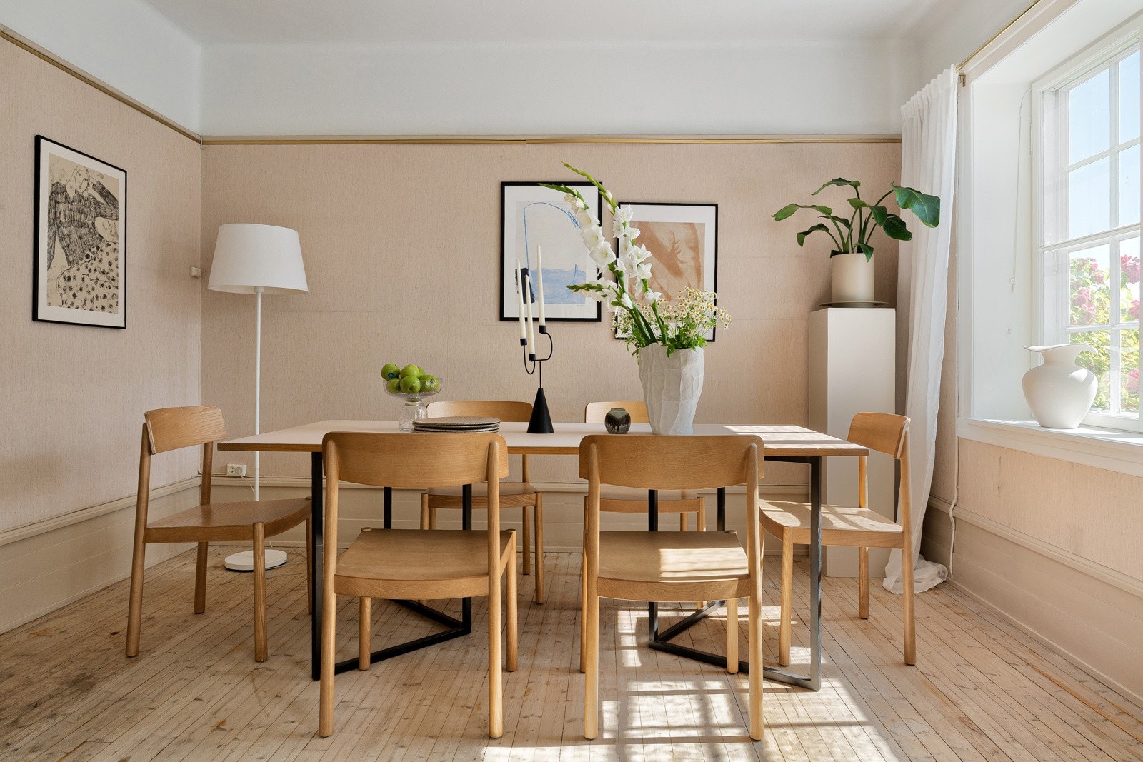 Store, klassiske vindusflater med utsikt mot hagen. Galleribilde