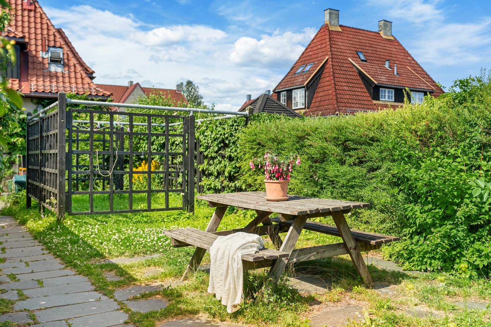 Her får du en god, intern og usjenert beliggenhet med utgang til to hager fra begge sider. Galleribilde