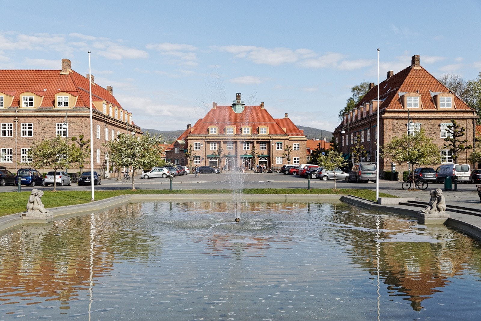 Fra boligen er det kort vei til Damplassen med fontene, blomsterbutikk, klesbutikk, pizzarestaurant, delikatessebutikk/dagligvare og Åpent Bakeri med nydelige bakervarer og smakfull kaffe. Galleribilde