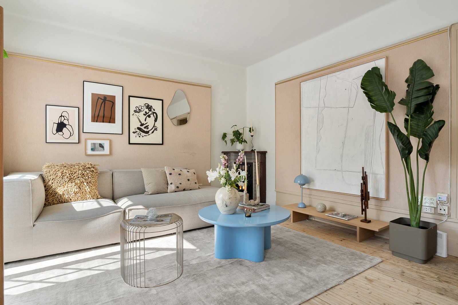 Flere naboer har revet ned vegg mellom stue og kjøkken for å skape en sosial løsning. Galleribilde