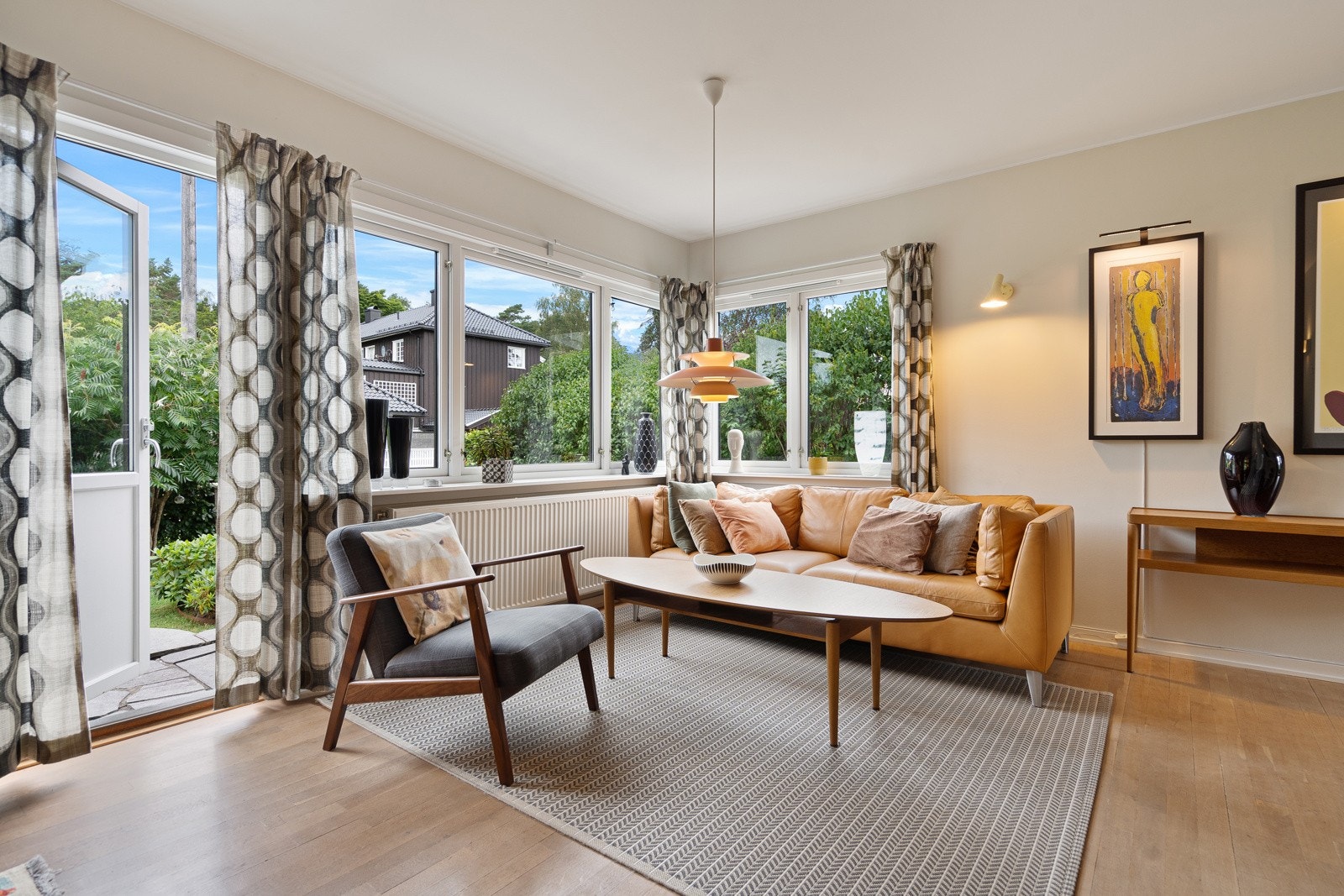 Stuen har utgang til vestvendt terrasse Galleribilde