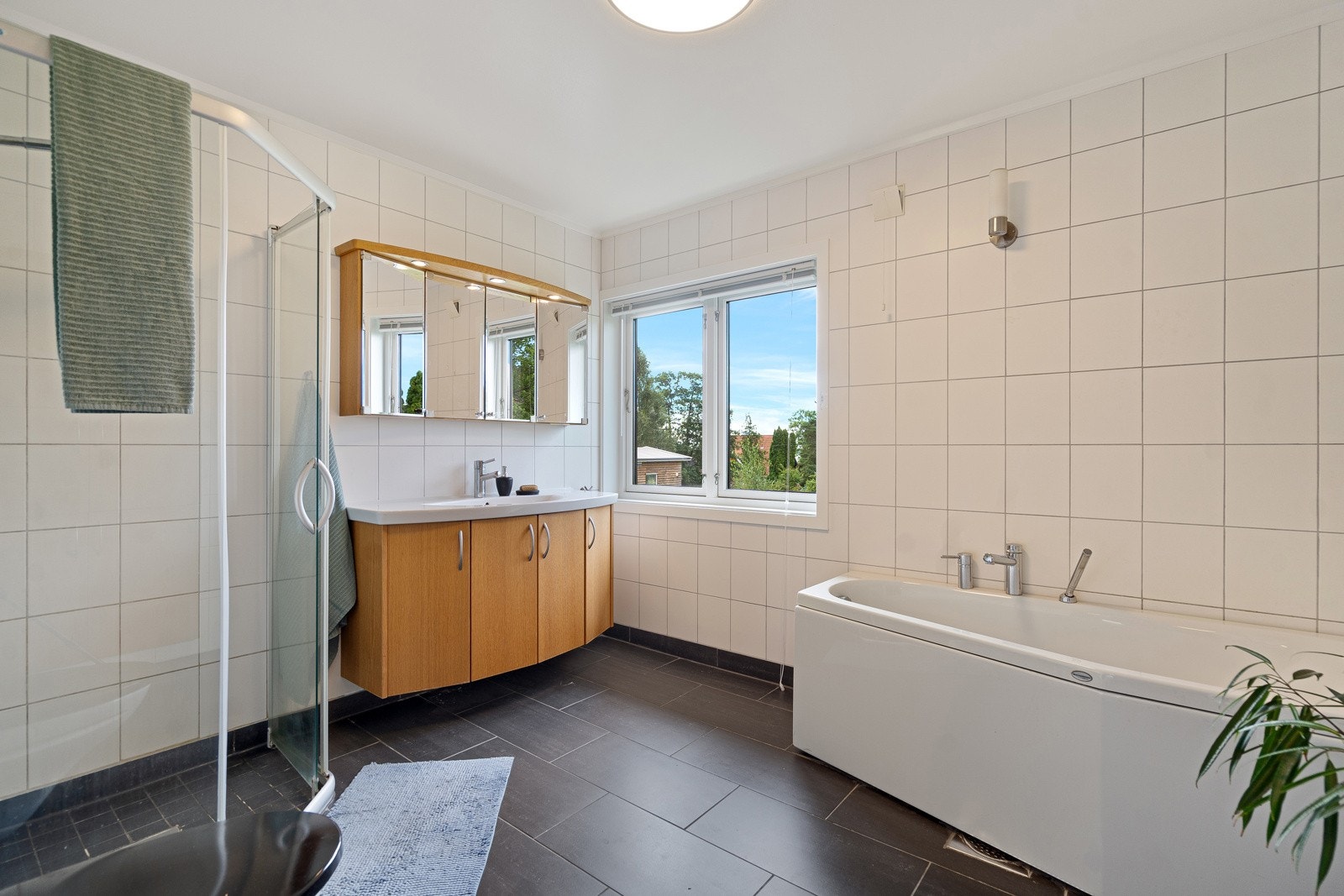 Lekkert bad med både bad og dusj Galleribilde