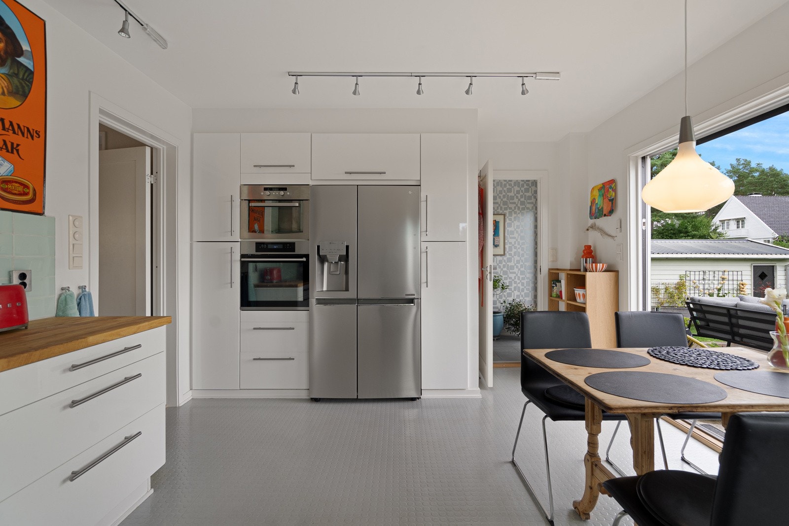 Kjøkkenet har bra med både skap- og benkplass Galleribilde