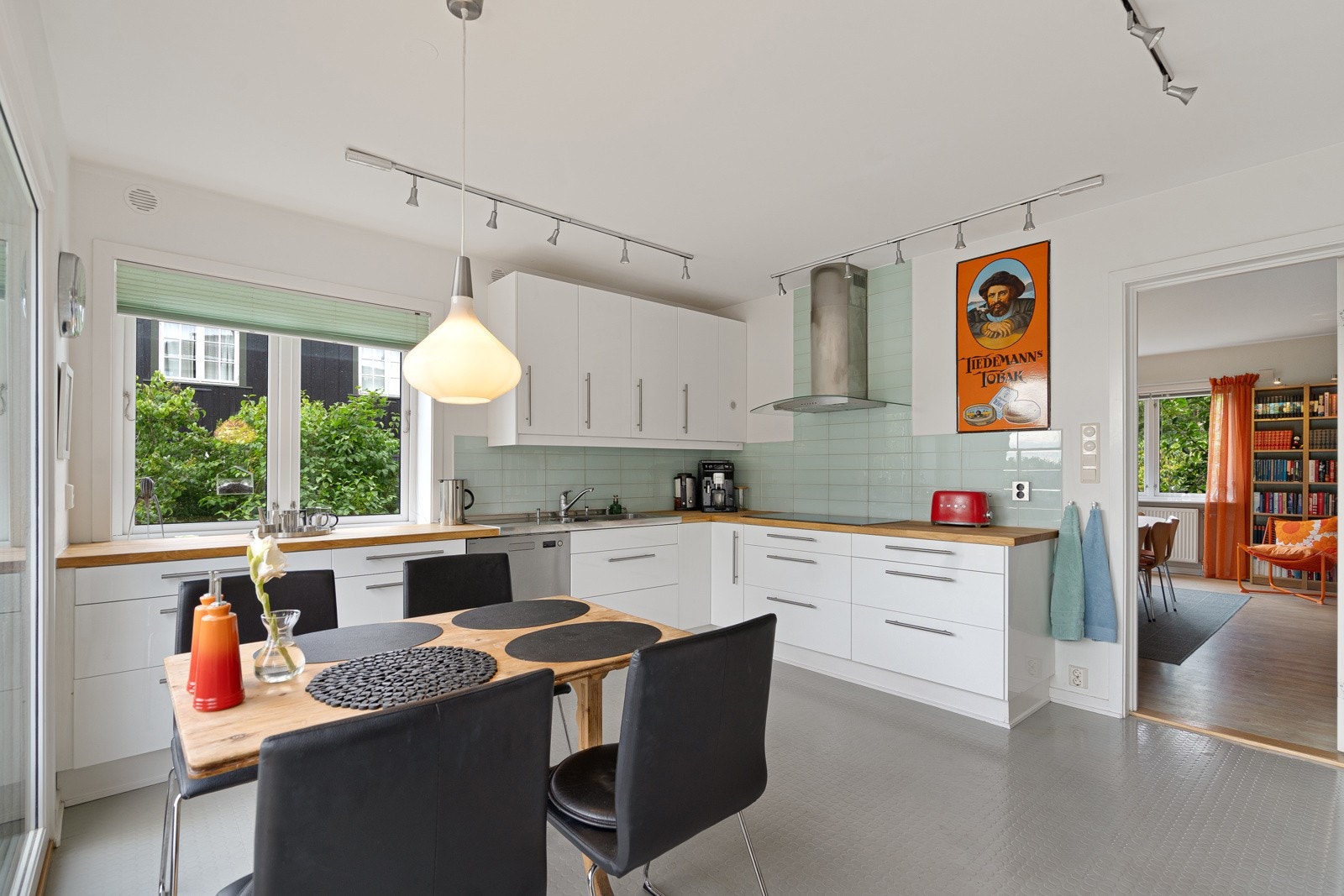 Lyst og herlig kjøkken med utgang til terrasse og hage Galleribilde