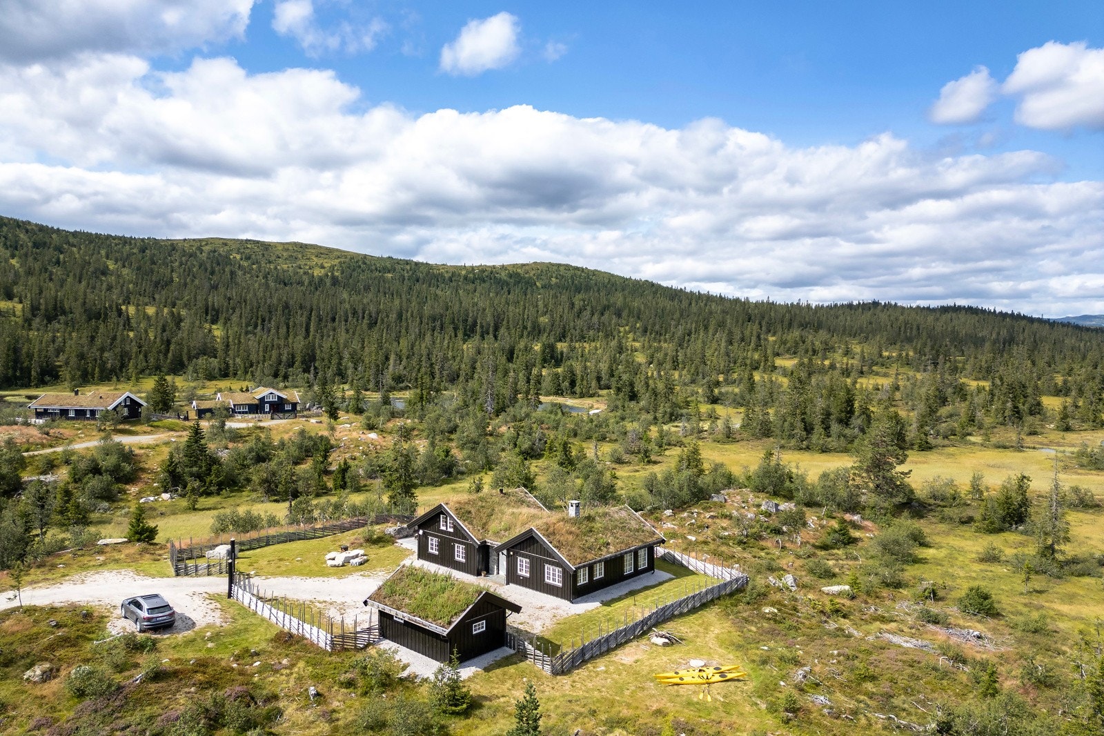 Tomten er elegant innrammet med gjerde. Galleribilde