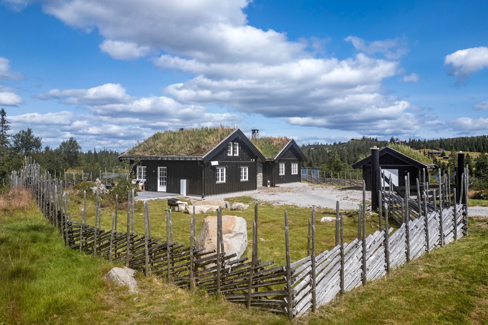 Romslig gårdsplass og pent opparbeidet hage. Galleribilde