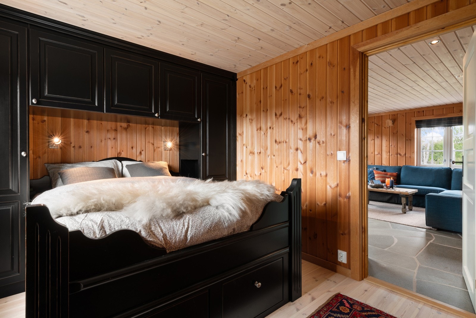 Hovedsoverom med plassbygget garderobe i samme stil som kjøkken. Galleribilde