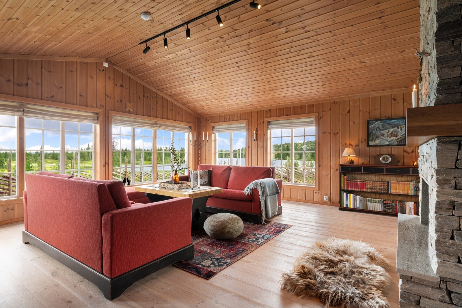 Peisen er plassmurt med stableskifer og har en integrert peishylle i massiv eik, med peisinnsats fra danske Rais med glassinnsyn fra begge sider. Galleribilde