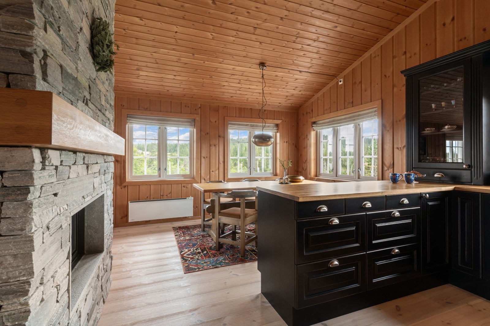 Kjøkkenet byr på en kombinasjon av kvalitet og tidløst design. Galleribilde