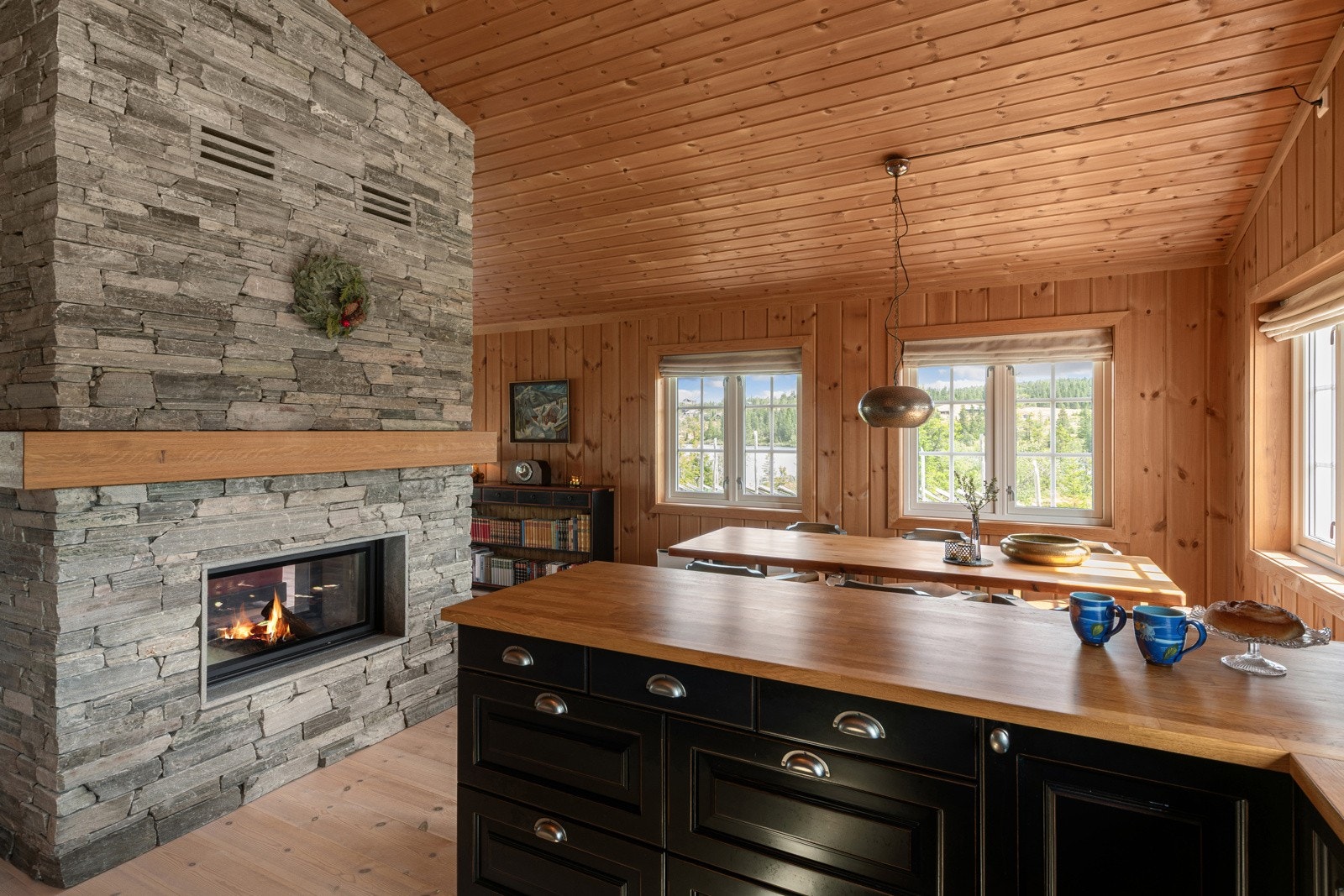 Gjennomgående peis skiller stue og kjøkken. Galleribilde