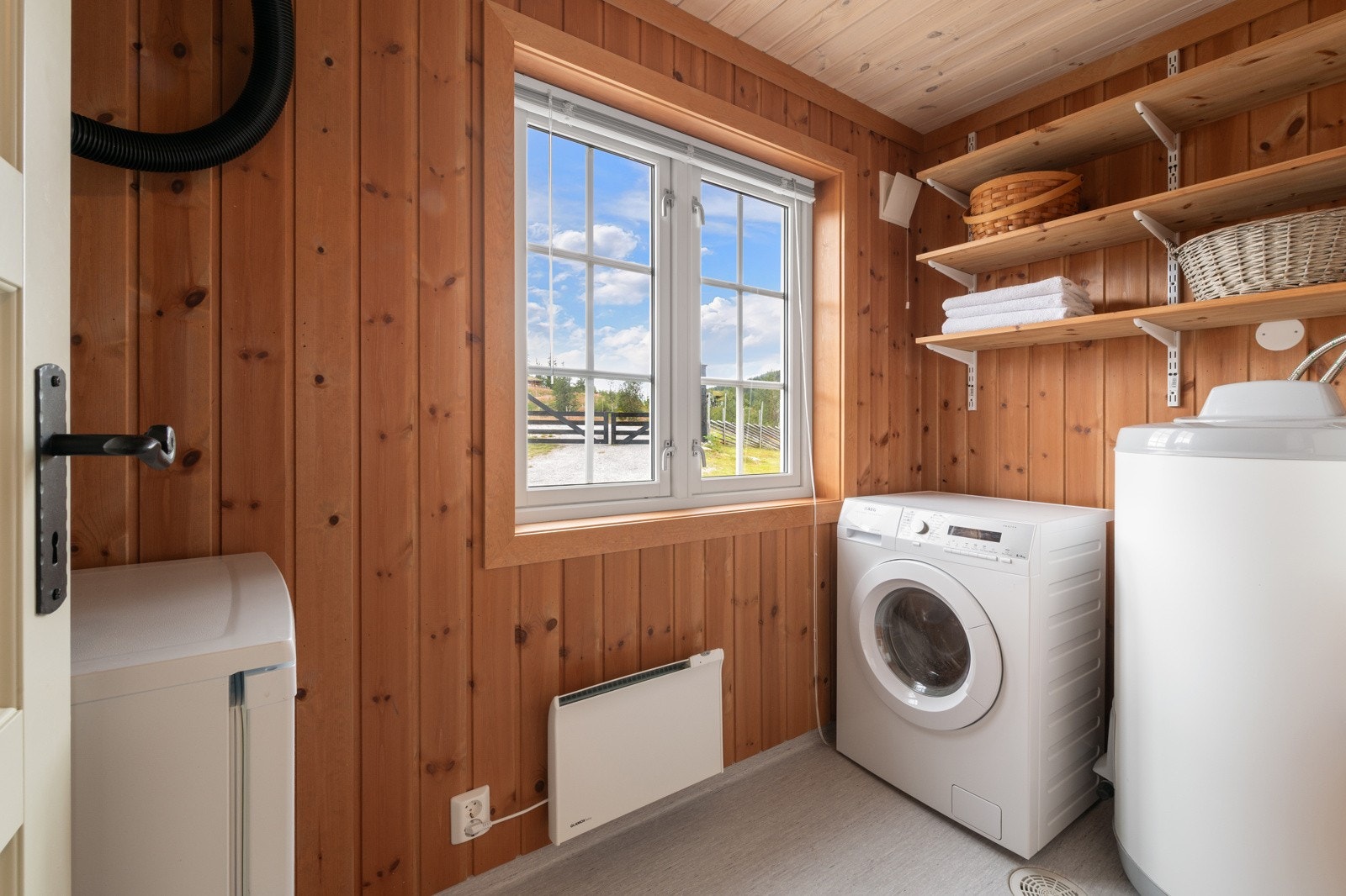 I tillegg til to baderom er det eget vaskerom / teknisk rom. Galleribilde