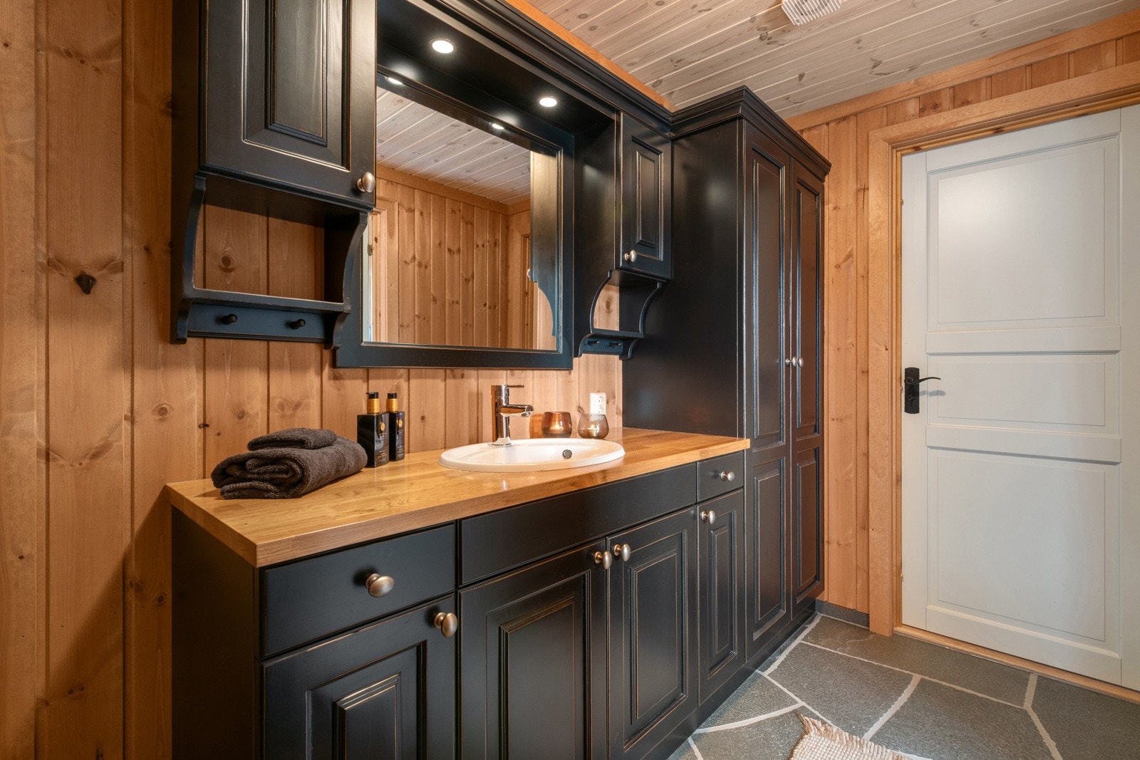 Gjennomgående god, og gjennomført standard med steingulv og plassbygget innredning. Galleribilde