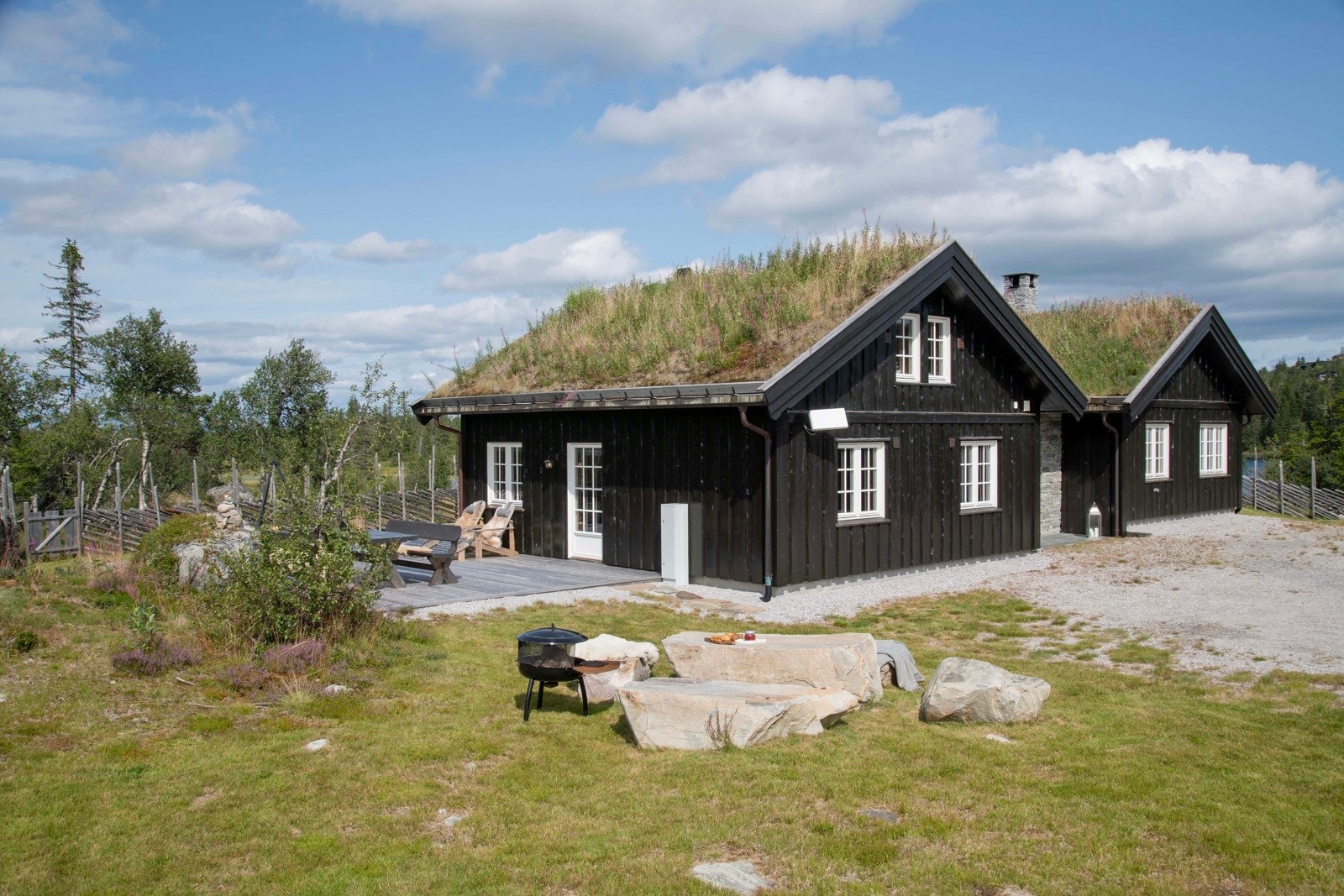 Terrassen og hagen tilbyr flere innbydende soner for både avslapning og sosiale sammenkomster. Galleribilde