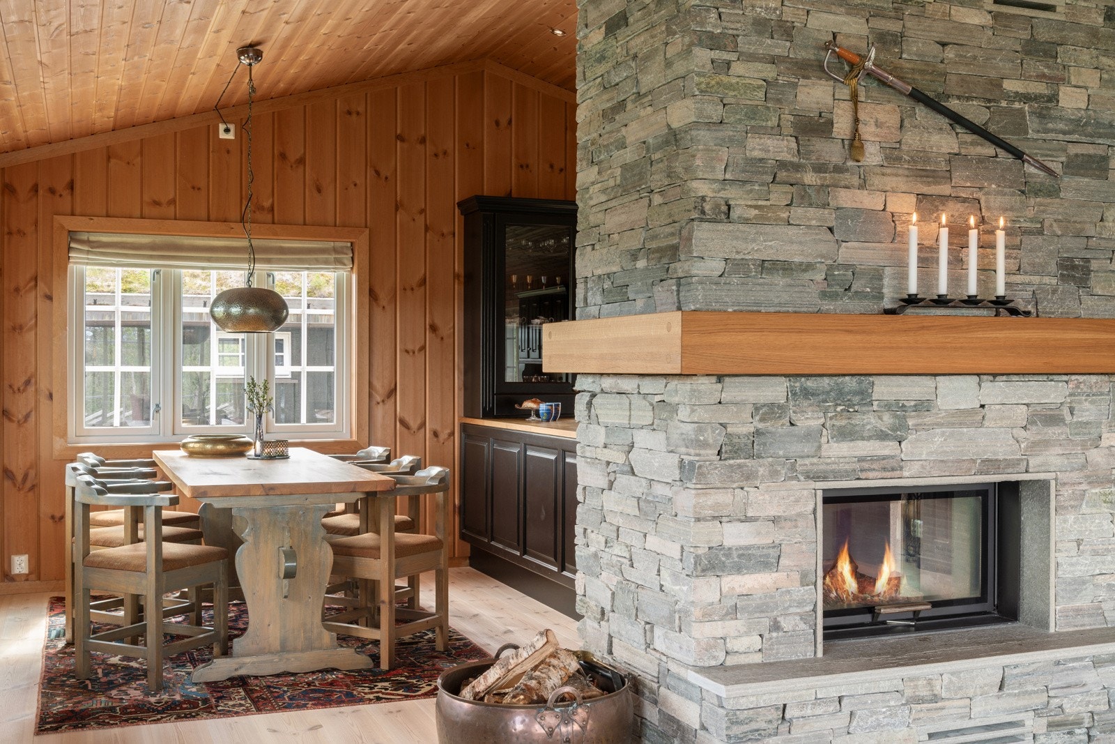 Hytten er påkostet i byggeprosessen med grundig valg av matrialer og leverandører. Galleribilde