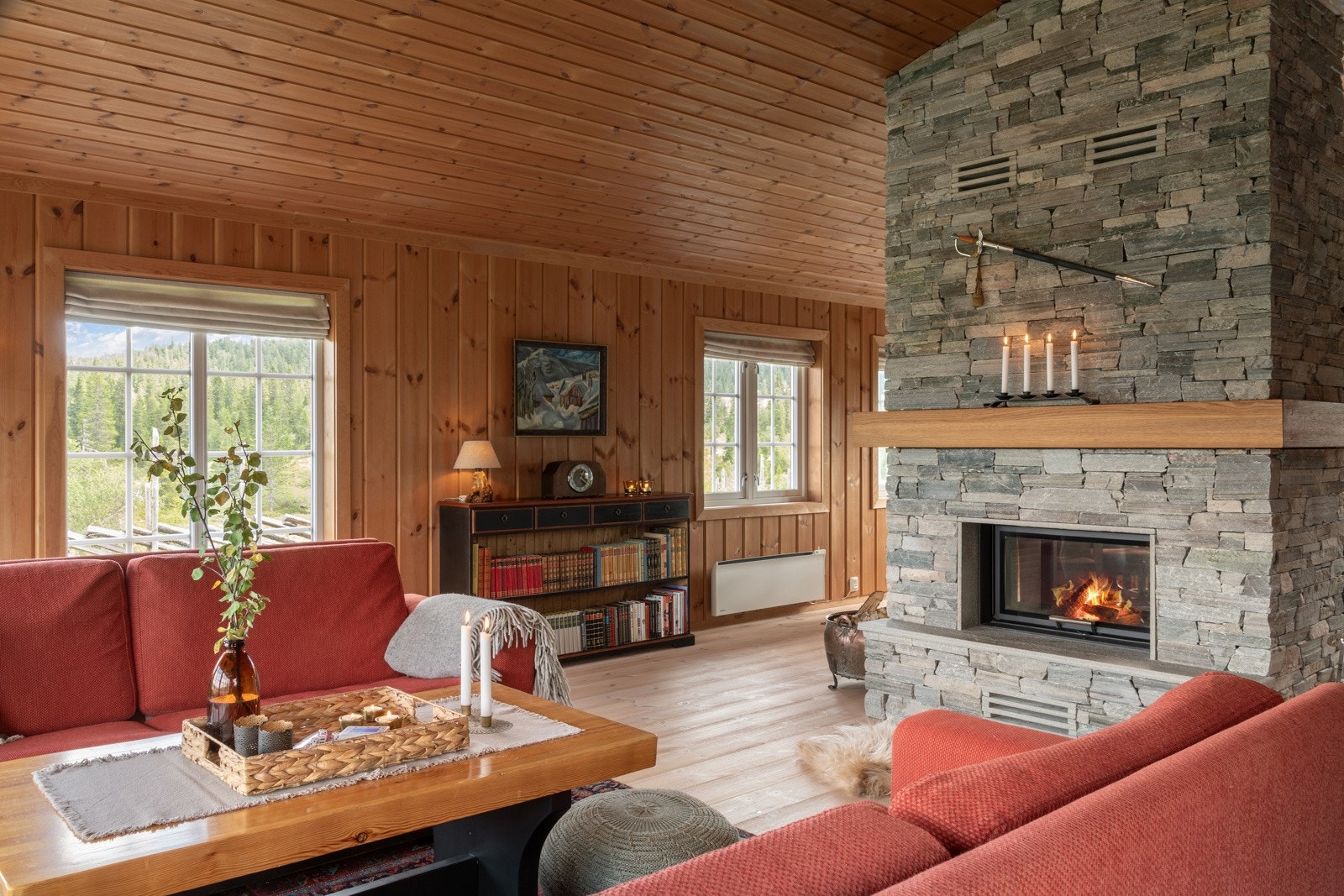 Skifer belagt peis skaper kos og hygge, samt skiller kjøkken og stuen. Galleribilde