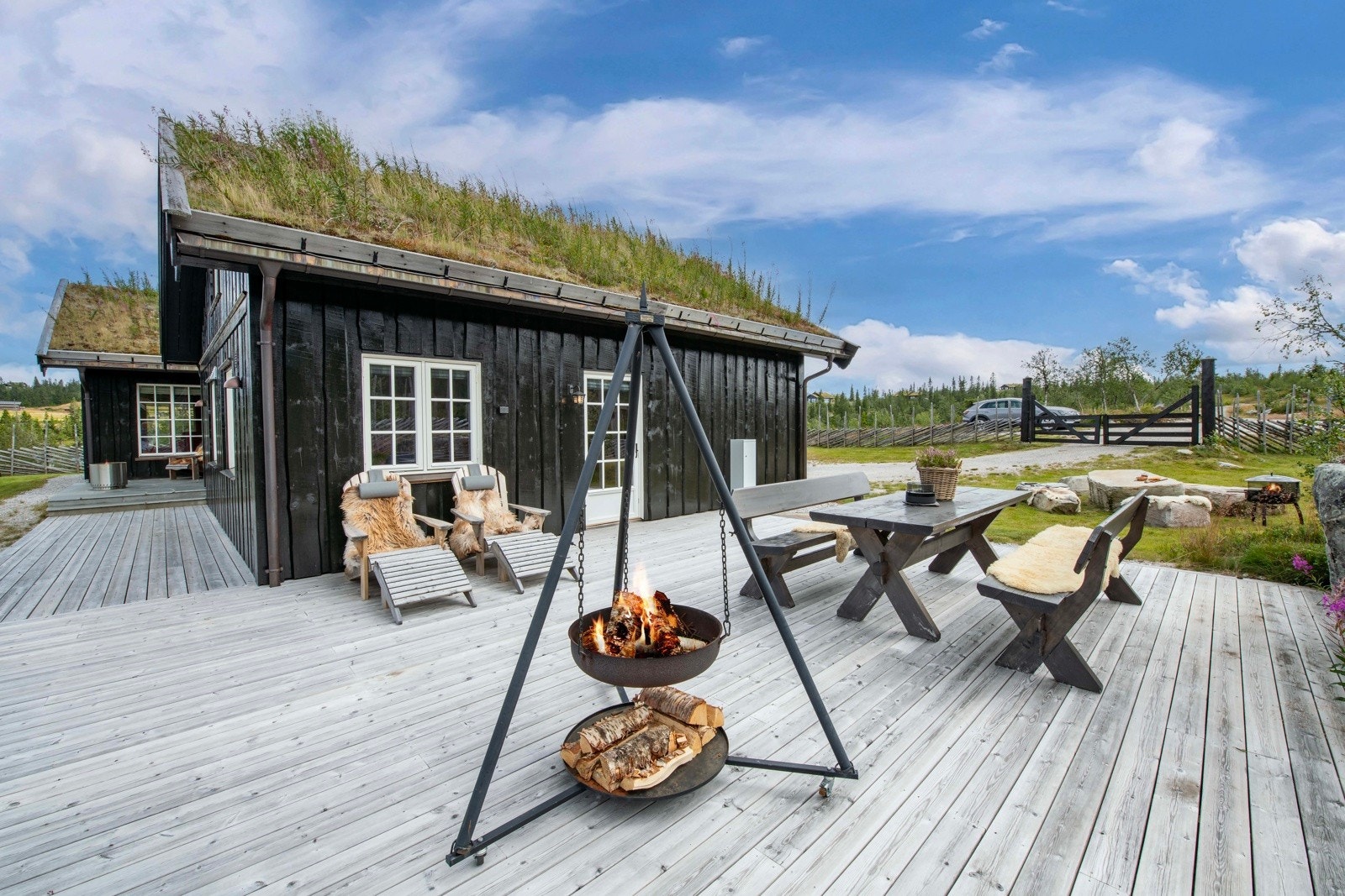 Uteområde byr på flere hyggelige soner hvor du enkelt kan flytte deg etter solen. Galleribilde